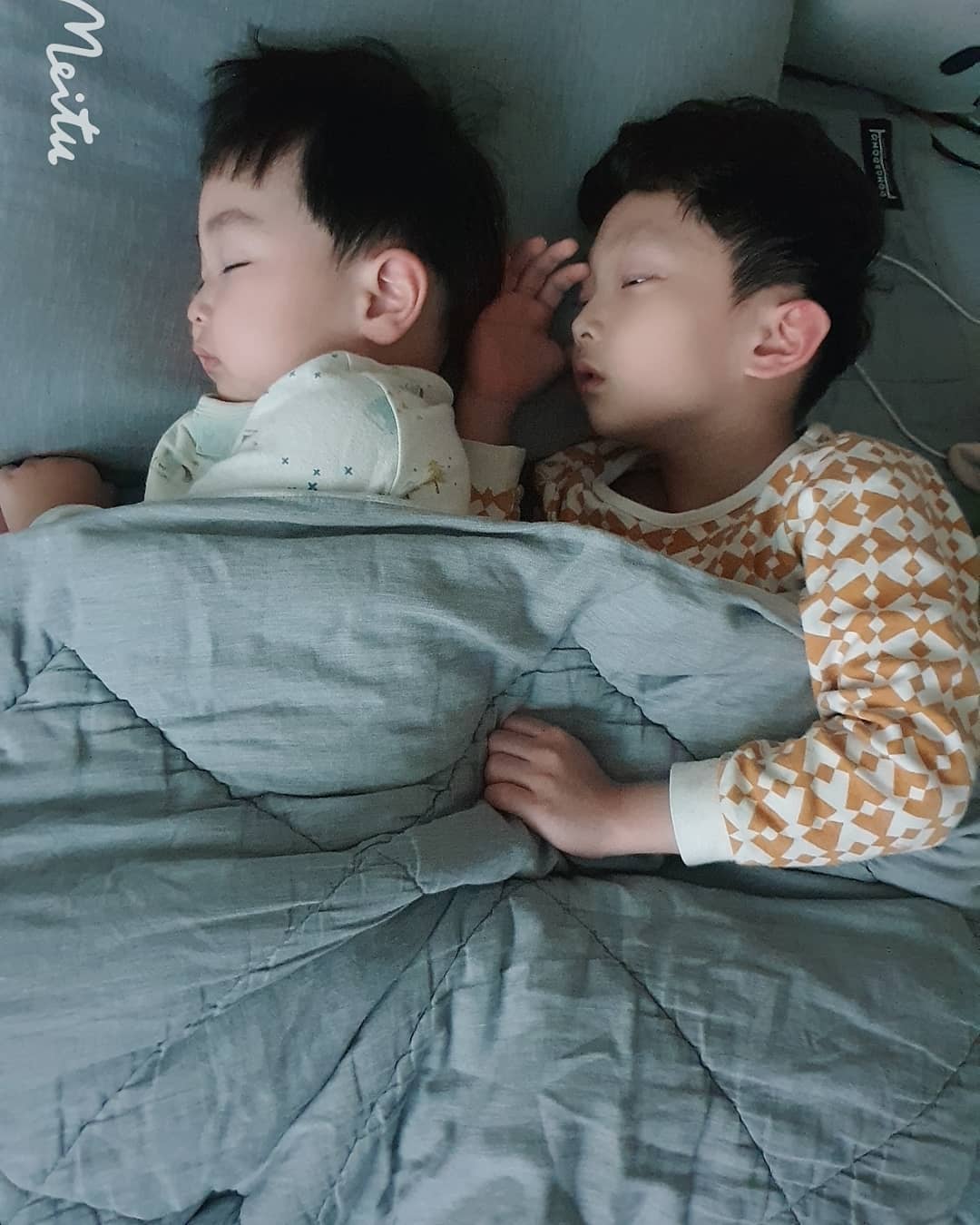 .
#아들둘스타그램 
근래 현이 어린이집에 보조교사가
코로나확진이 나와서 지난주주말
급하게연락받고 긴급 2주폐쇄되고 
밀첩접촉자는 아니였지만 
찝찝한마음에 우리가족모두 
코로나검사받고ㅜㅜ🤪🤪
알고있었지만 음성판정받고~
불안해서 준이도 얼집 안보내고 
집에서 본의아닌 방학맞이로 
아이들과 집콕생활...
두아이 낳고 처음으로 온전히 혼자 
일주일동안 독박육아하며 
너무너무 힘들었음ㅜㅜ😱😱
그저께 현이가 눈물뚝뚝흘리면서
"엄마 나도 나가서 뛰어놀고싶은데 
왜계속 집에서만 이러고있어야돼?ㅜㅜ"
너무 가슴이 아팠지만..할말이없다..
어른들이 정말미안해....
하루종일 집에서 지지고볶고 
소리지르며 지냈는데...
너무미안하고 또미안하고 자는모습보니..
짠하다증말~ 
장기화된 코로나로 모두 느슨해진분위기.
우리모두 경각심갖고 조심또조심합시다!
#사랑스러워
#자는게젤이뻐
#애들이무슨죄
#코로나제발그만좀꺼져라
#헬육아