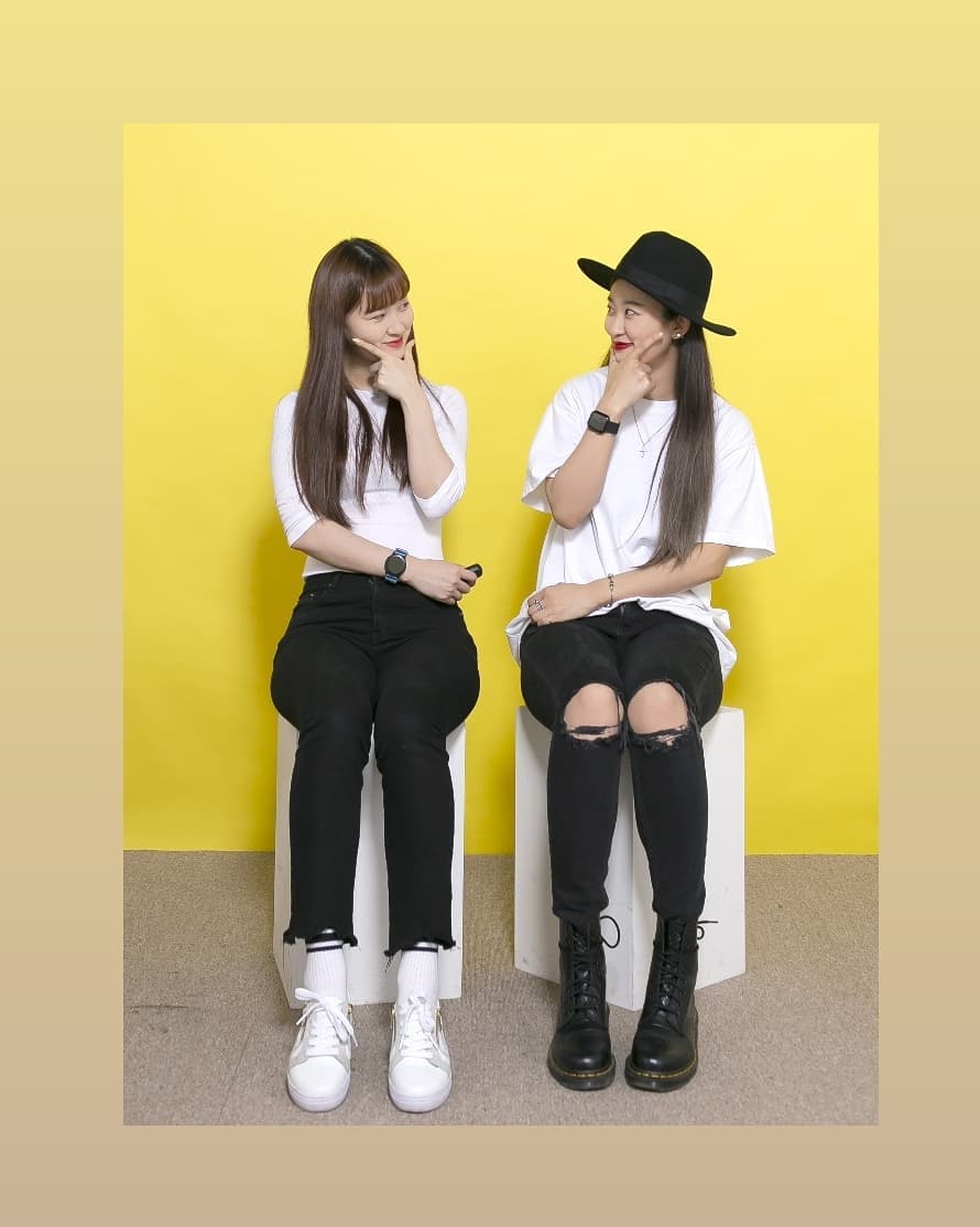  “자매샷👭 . . . . . #자매룩 #우리제법잘어울려요 ㅋㅋ . . . 오픈하던2월에 방문했었는데 3월에 또방문! 재방문했더니 사진들도 빼곡하고 소품들도 채워져있고, 특히 대여의상이 많아졌는데 대여비가 천원인데 이쁜옷이 너무많았다👍 직원분도…”