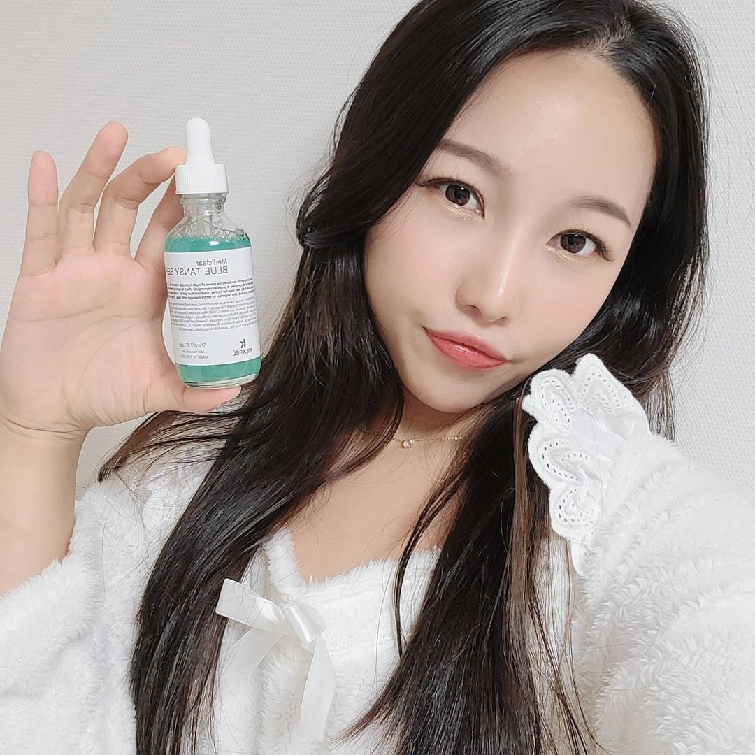  “#제품협찬 콩이는 수부지 피부에, 초초초예민한 피부라 조금만 화장을 오래하면 트러블이생기고 피부가 무너져버리는데용 🥲 이럴때 딱 피부 심폐소생술해주는 911세럼을 마침 협찬 받았답니당 ㅎㅎ💙 키라벨의 블루탄지세럼인데용 콩이처럼…”