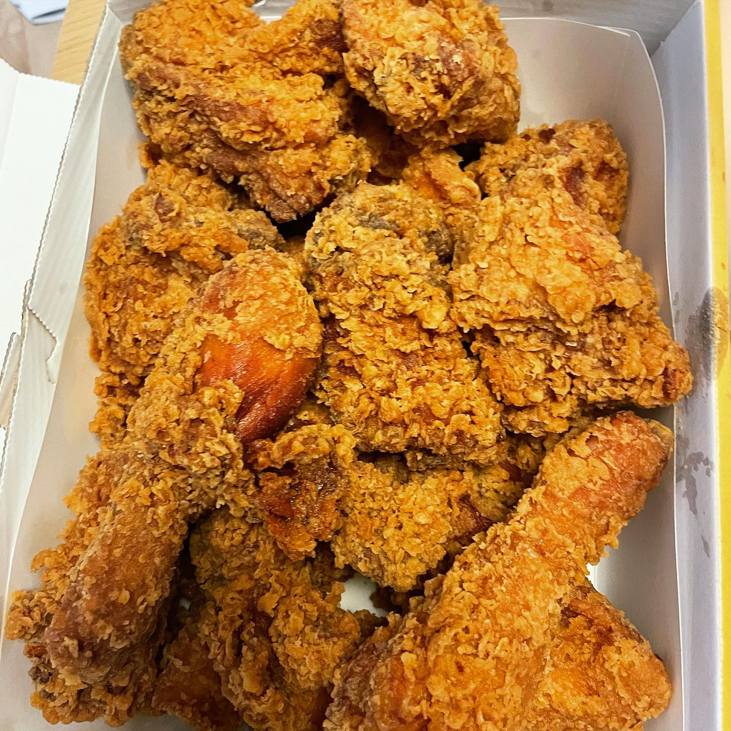 #핫후라이드 #비비큐 #치킨⠀
치킨은 항상옳다^^ 한마리반의 양인것같은⠀
매우 맛있는 비비큐 핫 후라이드 치킨!!⠀
바삭함이 다른치킨집 따라올수없음ㄷㄷ⠀
식어도 맛있는 비비큐 평생가자..*⠀⠀⠀⠀