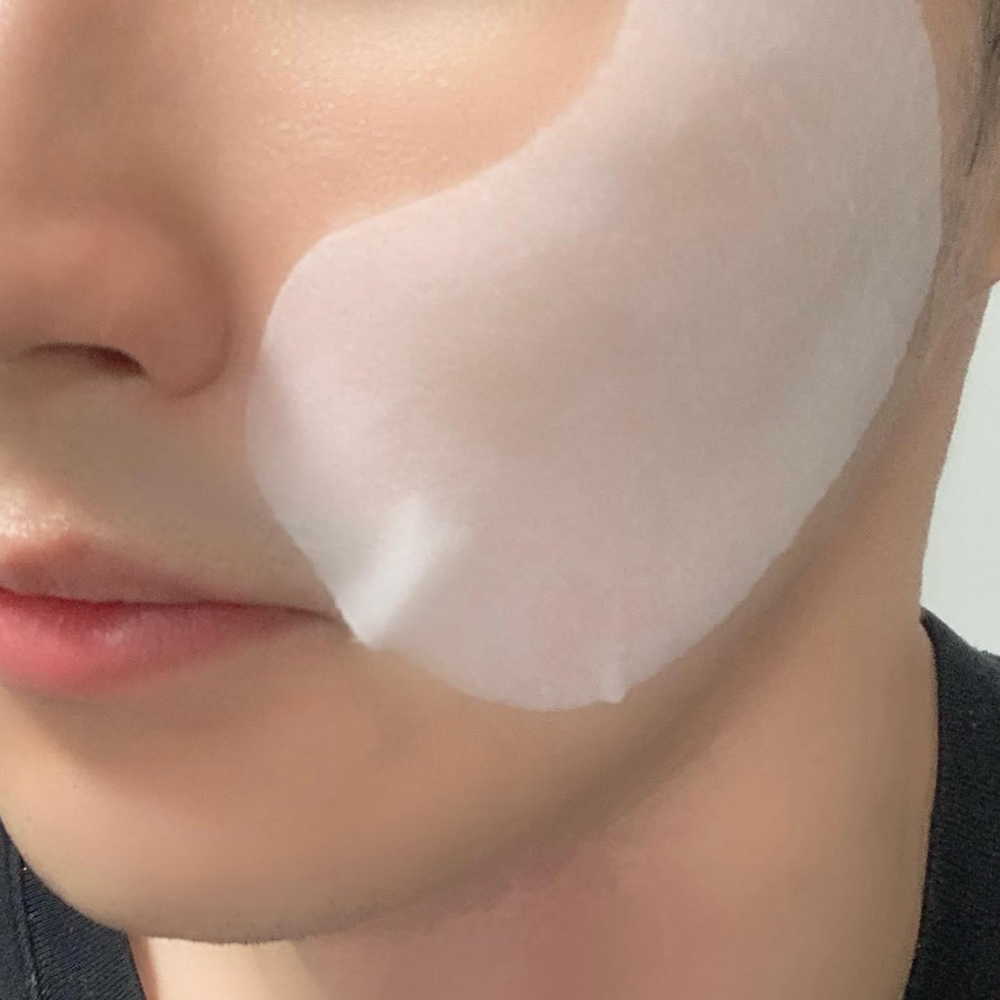 #협찬
트러블성 피부에 더 좋은 저자극 칼라민 패드에요 패드가
엄청 커서 너무 좋아요 

밖에서 마스크 착용하다 보니 열감에 집에서 홈트하면 또 열감에.. 피부가 자극을 계속 받더라구요 [듀이트리 칼라민 진정패드]는 피지분비개선에 도움을 주고 열자극에 인한 진정 및 쿨링효과 까지!! 그외에도 각종 기능이 있어요!!

얼마나 큰지 직접 보여드리고 싶었어서 최초로 간접샷 찍게되었어용!!

일반패드보다 두배이상 넓고 굴곡라인으로 얼굴에 편안하게 밀착되요!!
또, 자유자재로 늘려서 사용하는 밴딩 패드라서 부착 면적에 구애 받지 않고, 원하는 부위 어디에나 원하는 크기로 늘려 사용할 수 있는 활용도 높은진정패드 입니다 

진정효과가 뛰어나서💕, 같은 부위로 비포애프터 촬영해 보았는데
붉은기가 어느정도 확실히 없어지긴했네용
카메라로 잡기 힘들었지만 사진보다는 실제로 더 사용 했을때 진정에 차이가 나더라구요~🥰

팩,마스크 하기 귀찮을때
뭐먹으면서 관리받아야할때
시간이 없지만 빠른 진정을 원할때!

필수 아이템이에요!! 

official_dewytree

#듀이트리 #칼라민패드 #진정패드 #토너패드 #피지분비개선 #AC듀진정패드 #진정마스크 #마스크 #뷰티스타그램 #뷰티 #트러블 #진정 #여드름 #여드름관리 #여드름화장품 #코덕 #신상 #코덕스타그램 #여드름패치 #뷰티스타그램 #파우치