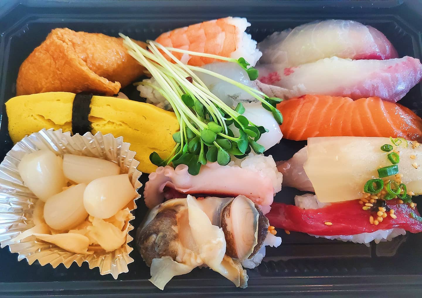 #초밥🍣 #죠아❣ #스시🍣
.
오늘저녁은 간단하게 초밥🍣
언제 먹어도 맛나는 스시🍣💛
🐚연어, 광어,점성어, 화살오징어,
뿔소라, 계란, 청미, 초문어, 육사시미, 묵은지, 게살유부,초새우🦐
진짜 어쩜 하나같이 이렇게 달고 맛날까요~~🙈🙉🙊💋 입에서 기냥 스르르녹아내려염🤤💕💕💕 적당히 배부르고 딱 좋네용👌🏻💯💯💯
울인님들💛은 오늘 뭐 맛난거 드셨을까~~🍽
탐방 가봐야징~~궈궈궈🏃‍♀️🏃‍♀️🏃‍♀️
.
#스시맛집 #미카도스시 #초밥맛집 #초밥🍣 #초밥포장 #초밥배달