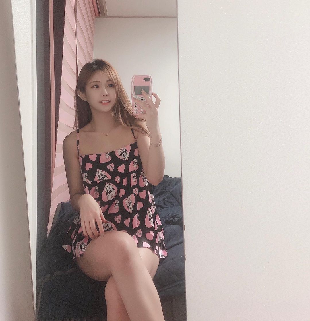  “#협찬 나처럼 귀여운 파자마 입기~🧏‍♀️ ㅋㅋㅋㅋ “시크버니 나시 투피스” 에스더버니x울랄라 파자마 정품🙂 블랙에 깜찍한 버니가 엄청나게 많지만 베이직하면서도 스타일리시한 느낌 실키한 소재라 피부에 촤~악 감기네욥~ . 사이즈도 여유있어서 움직임도…”
