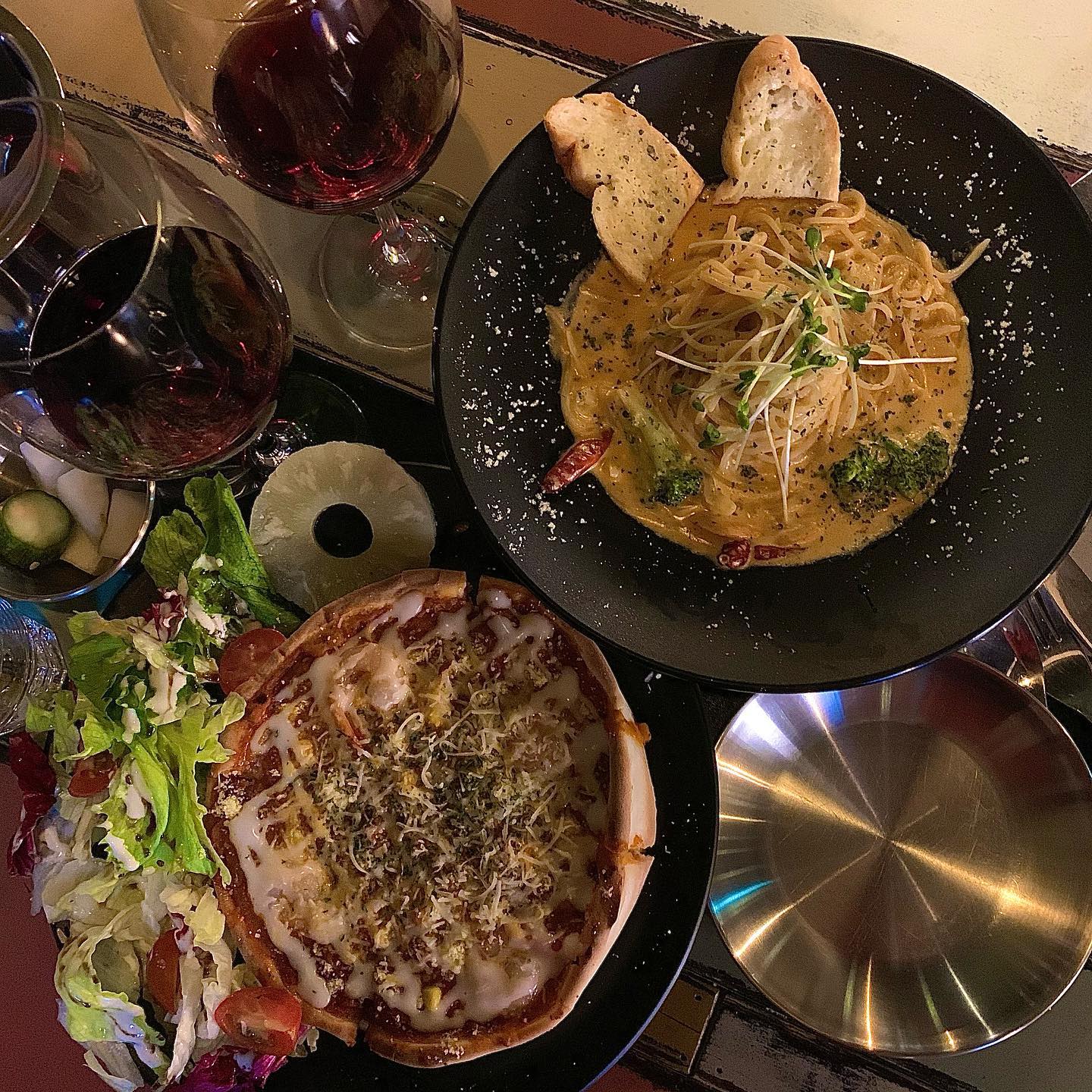 ⠀
#협찬 #폽스⠀⠀
⠀⠀
협찬이었지만 가성비 완전 굿 + 분위기 굿 + 맛도 완전 굿 이었던 곳😳😳⠀⠀
⠀⠀
인테리어가 대체적으로 은은하게 어두운 곳인데 그렇게 막 어두컴컴하지는 않다.⠀⠀
소소하게 둘, 셋 정도 와서 데이트 or 저녁 약속하기 좋을 것 같은..⠀⠀
⠀⠀
대학교 바로 근처여서일까? 가격이 일단 굉장히 괜찮았던 것 같다.⠀⠀
기분 좋게 음식 두 개에 글라스로 와인 한 잔씩 하고 왔다.⠀⠀
⠀⠀
어딜가나 음식점에서 베스트라고 표시되어 있는 것들은 맛 없을 수가 없지😎🎶⠀⠀
투움바 크림 파스타, 쉬림프 시카고 피자 & 샐러드,⠀⠀
그리고 쓰고 무거운 와인보다는 가볍게 달달하게 즐기는 걸 선호하는지라⠀⠀
sweet 만땅으로 표시되어있는 ㅋㅋㅋ 베네치아 로망스 와인으로 주문했다⠀⠀
⠀⠀
투움바 크림이 꽤 많이 유명해지고 이제는 어딜가나 기본으로 있는 메뉴인 듯 싶다.⠀⠀
여기 투움바는 너무 느끼하지 않아서 질리지 않고 계속 먹기에 좋았다. 맵기 1,2,3단계 중에 2단계로 주문했는데 매운 거 좋아하시는 분들은 3단계로 먹어보아도 좋을 듯.. 많이 안 매웠어요!⠀⠀
⠀⠀
시카고 피자 전문점에 비해서는 피자 두께 부분에서 살짝 얇긴 한데 치즈도 많이 들어가 있고 정말 맛있었다.⠀⠀
와인은 달달해서 거의 음료수 먹듯이 즐겼다. 역시 술은 맛있게 먹어야지~!⠀⠀
이 곳 근처에 오게 된다면 다시 방문해도 좋은 곳.⠀⠀
⠀⠀
<폽스>⠀⠀
- 투움바 크림 파스타 : ₩9,500⠀⠀
- 쉬림프 시카고 피자 & 샐러드 : ₩12,000⠀⠀
- 베네치아 로망스 : ₩6,000(1 glass)⠀⠀
⠀⠀
#디너의여왕 #왕십리파스타 ⠀⠀
⠀