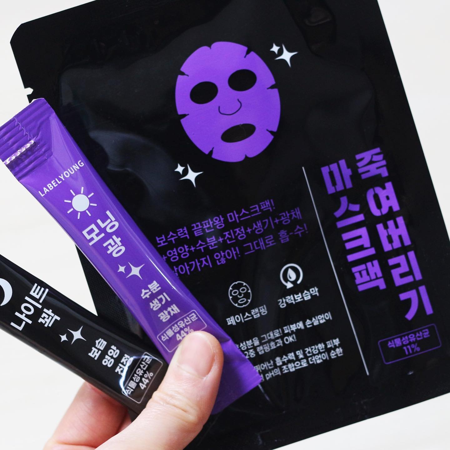 아침, 저녁 꿀광피부 관리법
이거 하나로 끝! 
부시시한 화장이 뭐죵? 
촉촉, 윤기있게 화사한 봄화장으로 
기분까지 업👍 되네요 😊
.
.
.
.
.
번거로운 나이트케어~ 
쉽게 관리중입니닷!!!!!! 👀
.
.
.
.
영양, 보습, 진정, 수분
광채, 생기 한번에 챙기즈악~ >.<
순서대로 발라만 쥬삼ㅋㅋㅋ
식물성 유산균 99% 함유
#협찬 #라벨영 #홈케어죽여버리기 #마스크팩추천 
#수분크림 #피부유산균 #수분크림추천