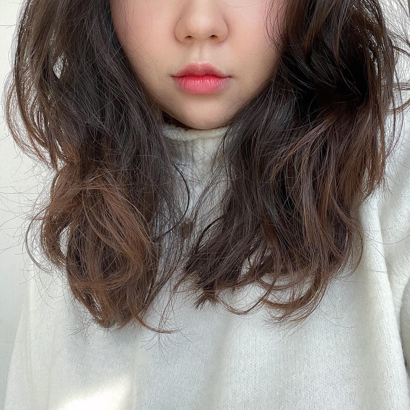 #오늘의쏠리 #블러셔해쏠 #입술발라쏠 #이벤트당첨되쏠
.
.
안녕하세요 쏠리에요💕 요즘 물욕도 (나름) 많이 죽고 화장품도 최대한 안사는 중인데 제 눈에 들어온 헤라 신상립! '쥬빌리'라는 단어를 좋아해서 컬러도 나쁘지 않겠다하고 갖고 싶었던 제품인데, beinny_motd  베이니님 이벤트에 당첨되서 갖게됬어요!
.
딱 받자마자 생각 났던 것은 예~~~전에 디올 립틴트 원더랜드?였나 그 느낌이였어요! 그것보단 훨씬 덜 끈적거리고 덜 형광한 느낌이에요!
.
제형이 너무 두껍지 않아서 보이는 컬러보다 라이트하게 올라와서 입술 구곽만 살짝 죽이고 본연의 립컬러와 조합하는게 더 예쁜 것 같아요!