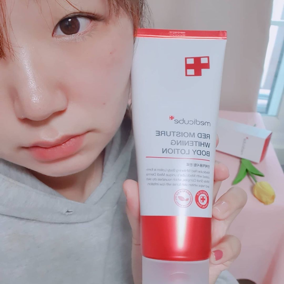  “#협찬 요즘 피부가 많이 타서 걱정인데 유재석바디로션으로 하얘질래요~! 향도 너무 좋고 고보습 까지! 식약처 고시 미백 기능성 성분, 나이아신아마이드가 함유되어 진짜 미백 효과가 있는 바디로션! 팔꿈치.무릎.겨드랑이.목등 얼룩달룩한 피부…”