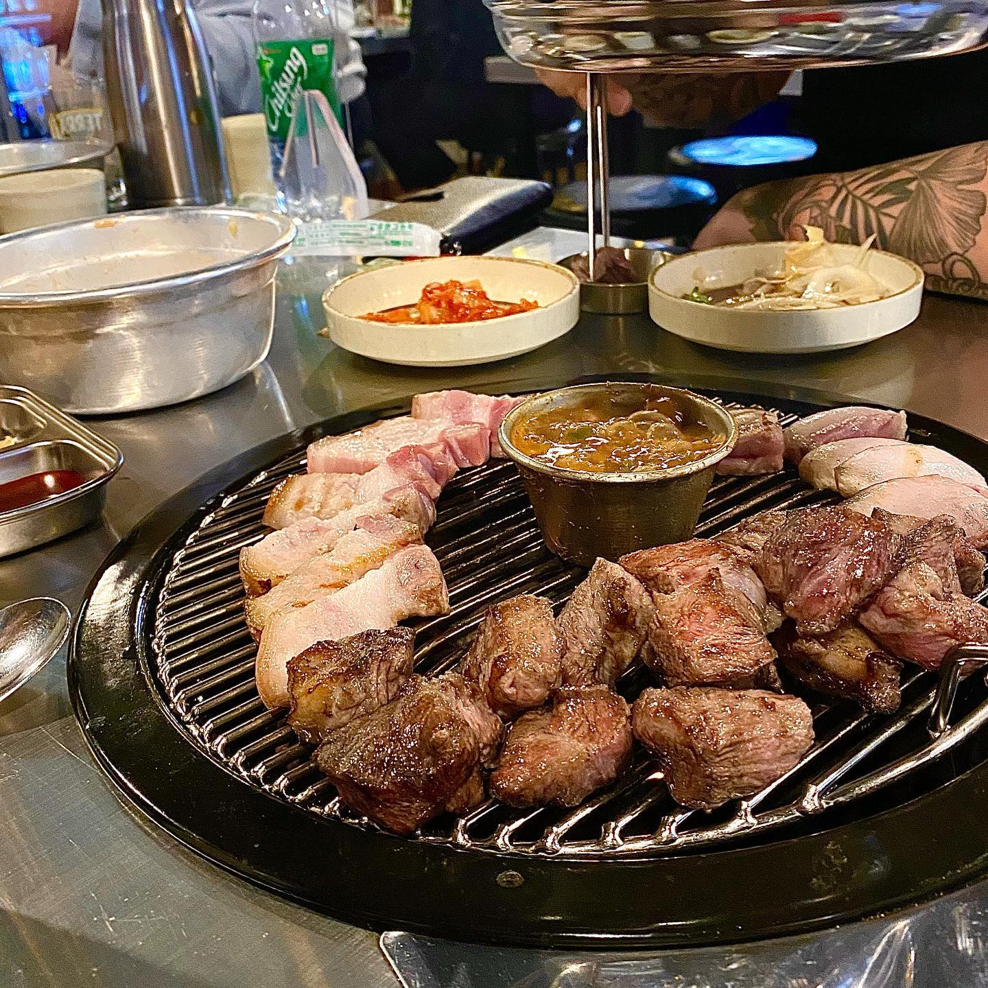 제주 탐하리🐷 

신림에 있는 제주 탐하리를 다녀왔어요!
제주 탐하리는 메뉴가 몇가지 없더라구요!

그리구 여기는 고기를 하나하나 
다 직접 구워주시더라구요!🤭🤭
고기 굽는 거 싫어하시는 분들에게
딱 일 거 같아요!💓

가운데 고기 찍어 먹으라고 멜젓을 주시는데
딱히 제 스타일은 아니였지만!
멸치젓갈 좋아하시는 분들은 
좋아하실 거 같아요!😮✨

고기도 두툼하게 잘라 주셔가지고 
육즙도 살아있구 씹는 맛도 있어서
넘 맛있게 먹었던 거 같아요!☺️💘

▫️ 메뉴 : 근고기 600g 39000원
  고추장찌개 6000원

▫️ 위치 : 서울 관악구 신림동 1433-67 
.
.
#제주탐하리 #탐하리 #고기맛집 #고깃집 #신림맛집 #신림고깃집 #신림맛집추천 #먹스타그램 #먹스타맞팔 #먹팔맞팔 #먹팔해요 #먹팔 #돼지고기