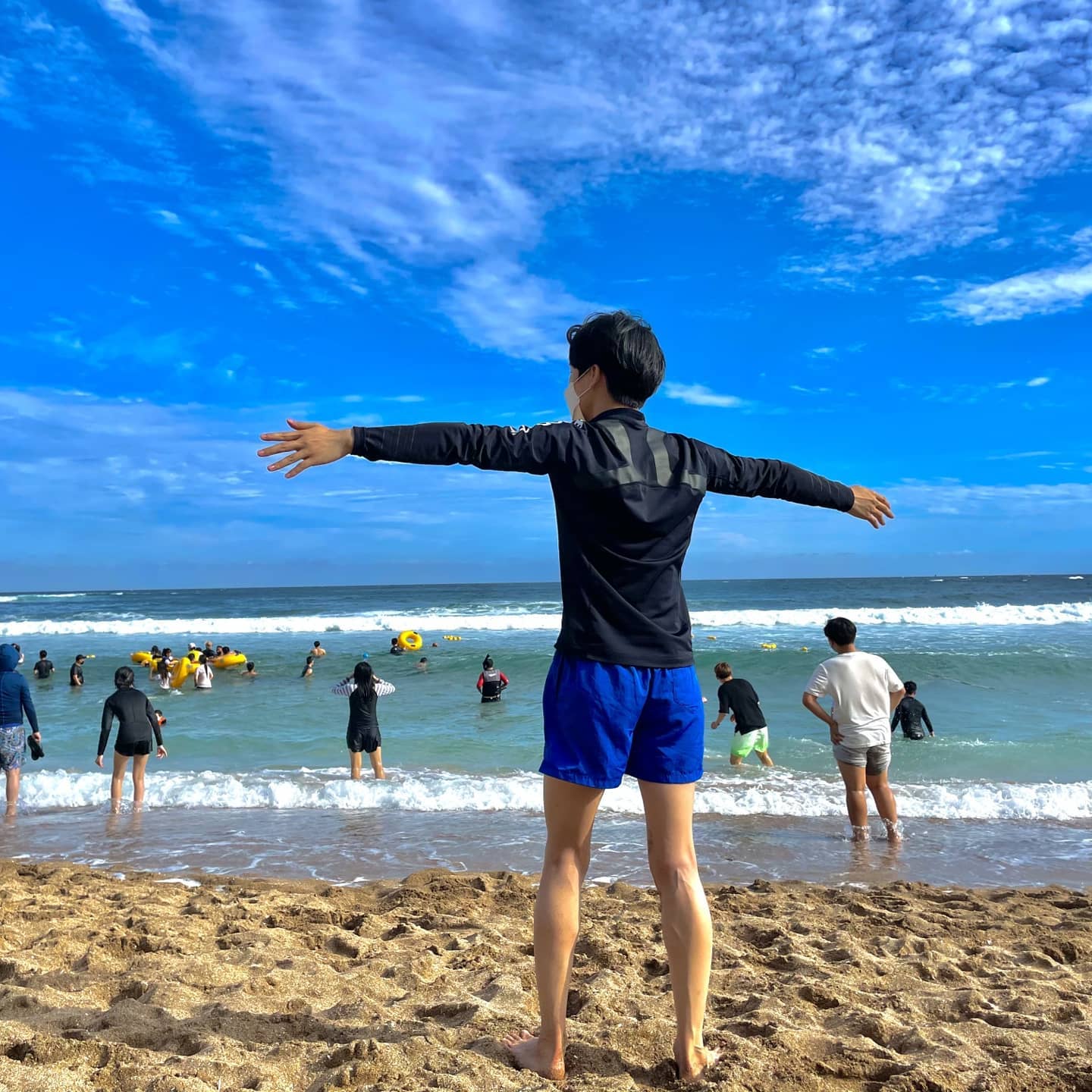 ✈제주 3일차🍊💛

📍시간이 정말 빨리 지나갔던 '중문색달해수욕장'에서 물놀이🌊 눈, 코, 입, 마스크에 물이 다 들어갔지만 그래도 웃기고 즐거웠던😘 

📍저녁은 회를 '우정 회센타' 중문점에서 포장해 숙소에서 먹었는데 너무 맛있어서 둘 다 '우와'만 남발ㅎㅎ 첨으로 먹었던 잊지 못할 갈치회🥰 
보는 자리에서 직접 회를 떠서 주셔서 정말 신선하고 쫄깃했당🤤츄릅..(배고파져)

📍저녁을 후딱 먹고 9시쯤에 '더클리프' 도착!! 제주도 남쪽 필수 코스인 것 같당! 트와이스 알콜프리 촬영지로도 유명해 기대가 만땅! 야외 테라스가 잘 꾸며져 있었고 밤바다도 구경🌊
다음에는 낮에 다시 가보쟝🍊🌞