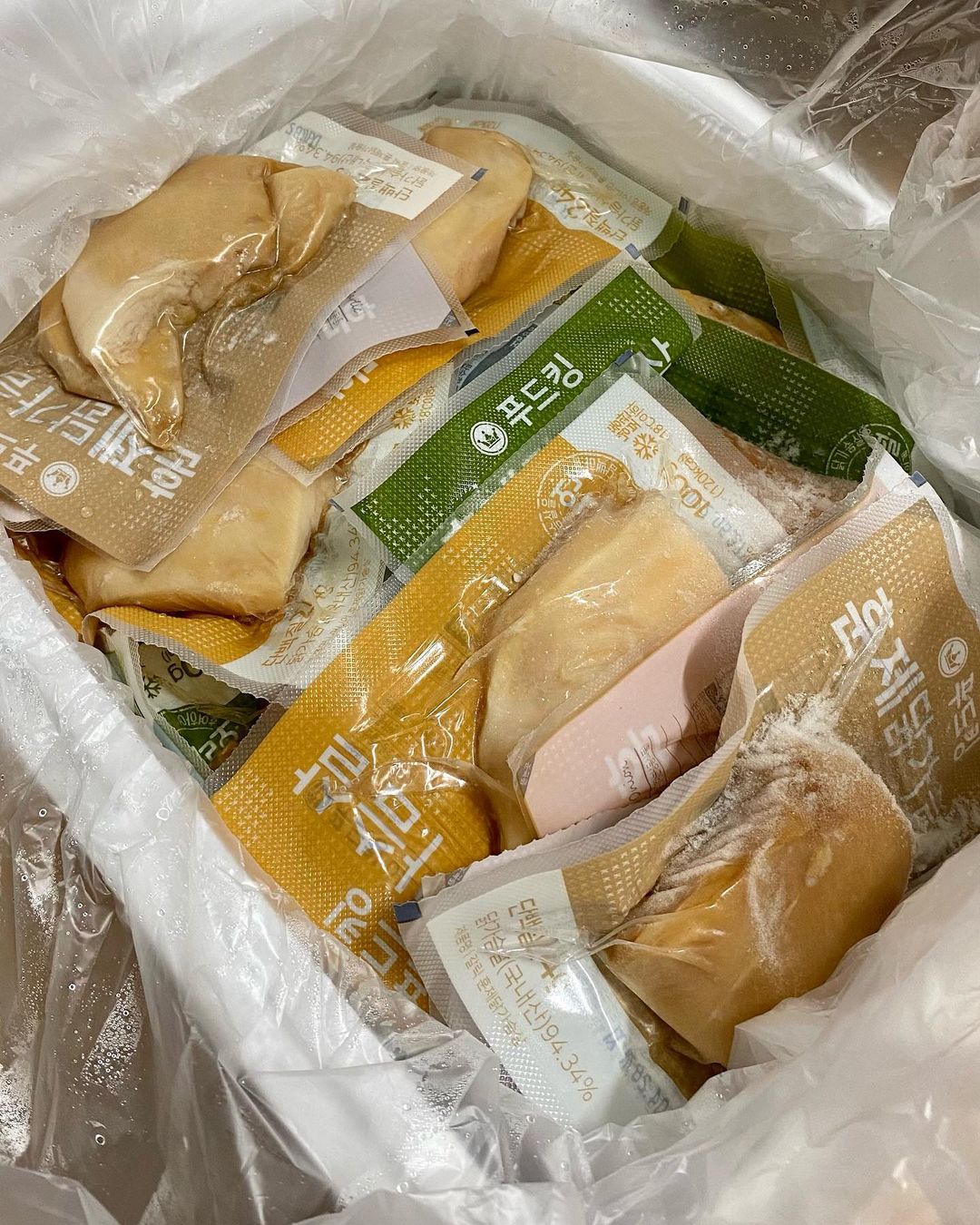 🌷 on Instagram: “지이이인짜 맛있는 닭가슴살 🥩 소세지는 일반 소세지보다 맛있뜸 🤍 닭찌유목민들은 푸드킹거 한번 먹어보세여 강추강추 ! 훈제도 하나도 안퍽퍽해 ! - 8개를 샀더니 이