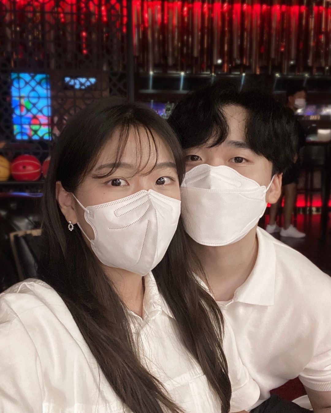 현 영 on Instagram: “#협찬 @temple_strike 날이 너무 더워서 실내데이트하러 오랜만에 볼링장 꼬🎳 락볼링장이어서 분위기가 너무 좋았다 ˃̵ᴗ˂̵ 오빠 넌 나한테 못이겨 풉키🥱👎🏻 . . #템플
