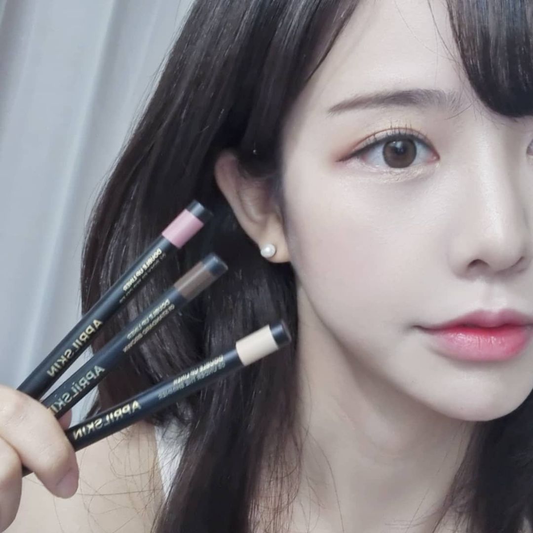뽁이 on Instagram: “#@aprilskin_korea#협찬 화장할때 눈에 8할을 소비하는 눈집착녀인데👀 트임라이너는 삼각존부터 애교살까지 완벽트임을 도와주는 2mm 집착 아이라이너를 발견!!!! 바로 에이프