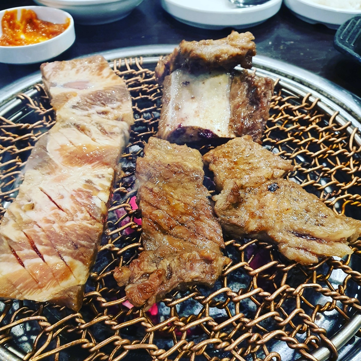 오랜만에 온 #백종원 #본가

#소갈비 가 먹고싶어 왔는데

중간에 힘줄 이런거 있어서 

먹다 나옴😡😠🤬