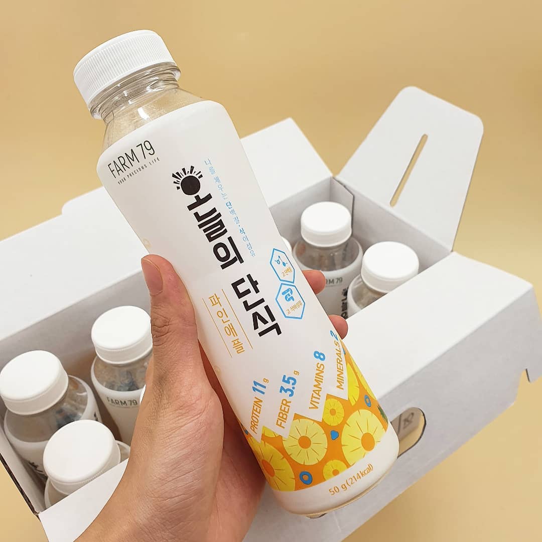 #협찬 오늘의 단식 파인애플 쉐이크
⠀⠀⠀⠀⠀⠀⠀⠀⠀⠀⠀⠀⠀⠀⠀⠀⠀
상큼하고 달콤하게 먹을 수 있는 단백질 쉐이크가 있다?!
단백질 쉐이크가 느끼하다는 편견을 날려준 오늘의 단식 파인애플 쉐이크 먹어보았어요 🍍🍍
⠀⠀⠀⠀⠀⠀⠀⠀⠀⠀⠀⠀⠀⠀⠀⠀⠀
✔ 보틀 형태로 쉐이커가 따로 필요 없어서 휴대가 간편해요.
⠀⠀⠀⠀⠀⠀⠀⠀⠀⠀⠀⠀⠀⠀⠀⠀⠀
✔ 우유나 물을 넣어서 흔들어 먹으면 맛있어요.
⠀⠀⠀⠀⠀⠀⠀⠀⠀⠀⠀⠀⠀⠀⠀⠀⠀
✔ 곡물의 고소함과 중간중간 씹히는 파인애플 과육의 조화가 넘 좋았어요.
⠀⠀⠀⠀⠀⠀⠀⠀⠀⠀⠀⠀⠀⠀⠀⠀⠀
✔ 용기에 선이 표시 되어있어 진하게 혹은 연하게 맛을 조절할 수 있는 부분도 너무 좋네요.
⠀⠀⠀⠀⠀⠀⠀⠀⠀⠀⠀⠀⠀⠀⠀⠀⠀
오늘의 단식 한 병으로 고단백, 고식이섬유를 한 번에 섭취해보아요~ 💓
⠀⠀⠀⠀⠀⠀⠀⠀⠀⠀⠀⠀⠀⠀⠀⠀⠀
#팜79 #오늘의단식파인애플 #단백질쉐이크