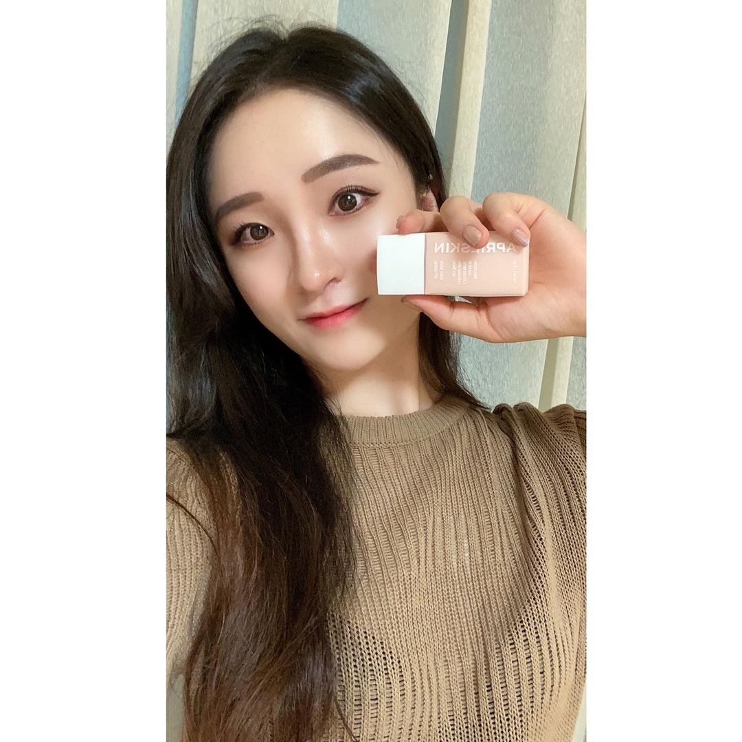 희원이 on Instagram: “⠀ #협찬 화사하게 한겹으로 완성되는 톤업스킨틴트🌷 ⠀ 선크림+톤업+쿠션효과까지 3가지 기능을 갖춘 효자템이에용😊 ⠀ #에이프릴스킨 #aprilskin #톤업스킨틴트 #톤