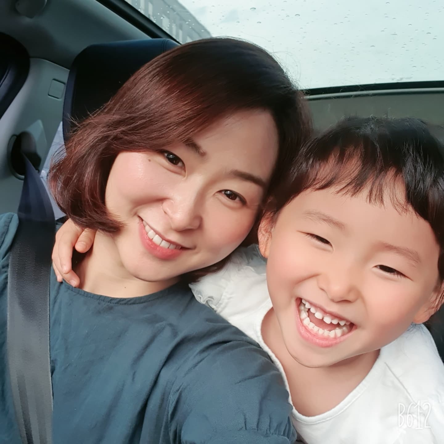 #퇴근길..
막둥이 얼집서 델꼬 집가는데
갑자기 사진찍자는 말에 신호대기때
둘이 투샷♡

#셋째 #애교쟁이 #사랑스러워 #너만보면웃음이나❤️ 
#5살여아 #이모습이대로멈췄으묜
