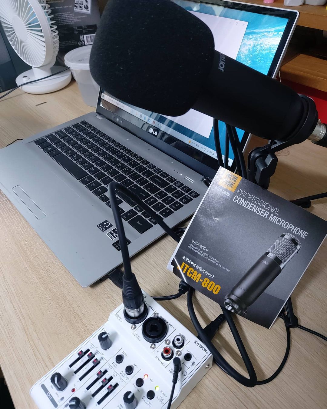 귤양 on Instagram: “으휴.. 조이트론 마이크... 하루종일 뭘 찍으시나... 마이크...asmr.. 하고픈거 하셔요.. 사달라니 사드림 ...ㅎㅎ #조이트론 #마이크 #인터페이스 #방송장비”