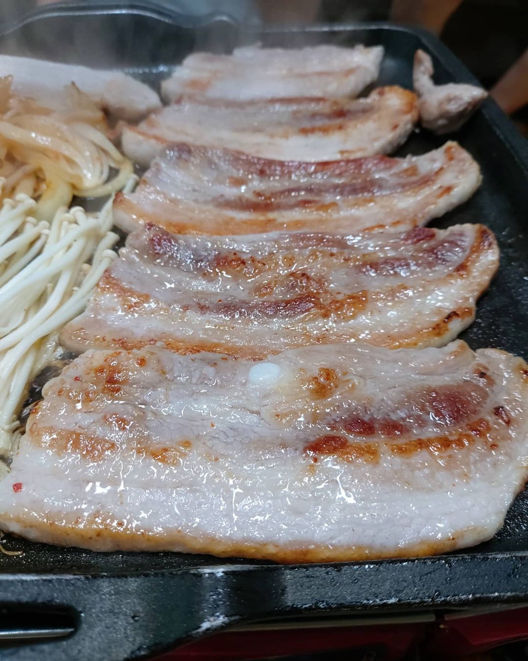 귤양 on Instagram: “마장동에 주문해서 받은 삼겹이♡♡♡ 어흑 ㅠ 너므 맛있자냐... ㅠㅠ 맛있은 고기는 진짜 간만에 먹었음!! 아무래도 맛있는거 먹어서 과식? 포식함!!. 시부모님과 같이 먹