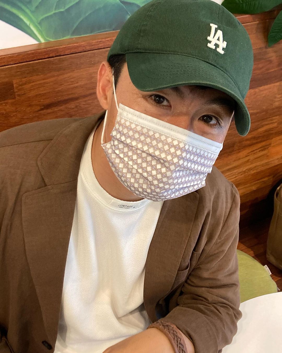 재서이형 on Instagram: “#협찬 #코모드디자인마스크 마스크도 패션이다!!! 브라운 린넨셋업으로 코디하구 브라운 디자인마스크로 티나지않게 센스있게 드레스업 시켜봤어요 ^^ 드