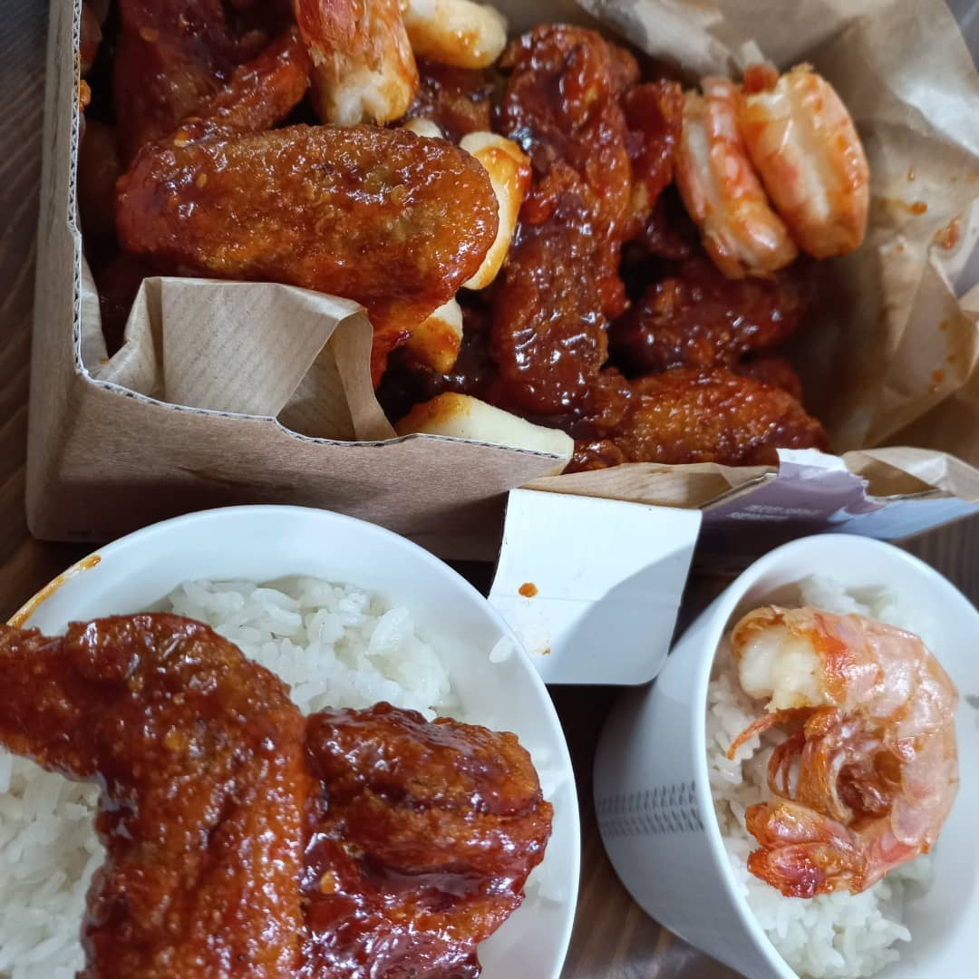 #요즘핫한대새레드
프리미엄 양념치킨이랄까~
매콤한 소스가 중독적^^
떡튀김, 왕새우튀김,카사바는 이런저런 사정으로 한동안 빠진다함...
치밥 만들어 먹으니 밥한공기가 부족함~
바른치킨 맛나네.
#치켓팅성공