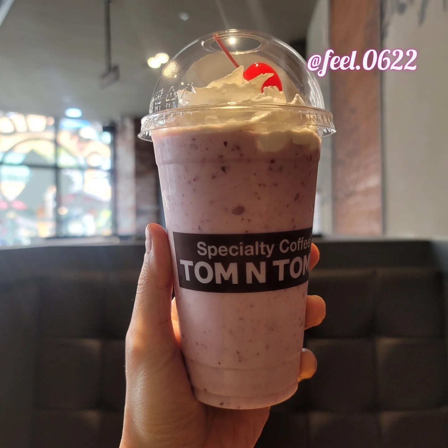 #탐앤탐스 #블라썸탐앤치노 #늦은리뷰

봄을 맞이하여 출시했던 블라썸 음료에요.
새로운 신메뉴가 출시되었지만 늦게라도
흔적을 남기는...😅

크랜베리와 딸기를 베이스로 블렌딩한
음료이기에 연한 분홍 빛깔이 특징이죠.

마셔보면 과일의 상큼함이 적은 편인데
우유를 넣었는지 목넘김이 부드럽고
순한 맛이라 가볍게 마시기에는 괜찮았어요.

다만, 크랜베리의 상큼함이 진하지 못해
라떼에 과일맛을 살짝 추가한 느낌이었기에
아쉬움이 남네요.

봄의 기운은 내년에 다시 찾는 걸로~🤣

#탐앤탐스커피 #내돈내산 #블라썸 #맛스타그램 #먹스타그램 #커피리뷰 #리뷰스타그램 #먹방 #카페먹방 #커피스타그램