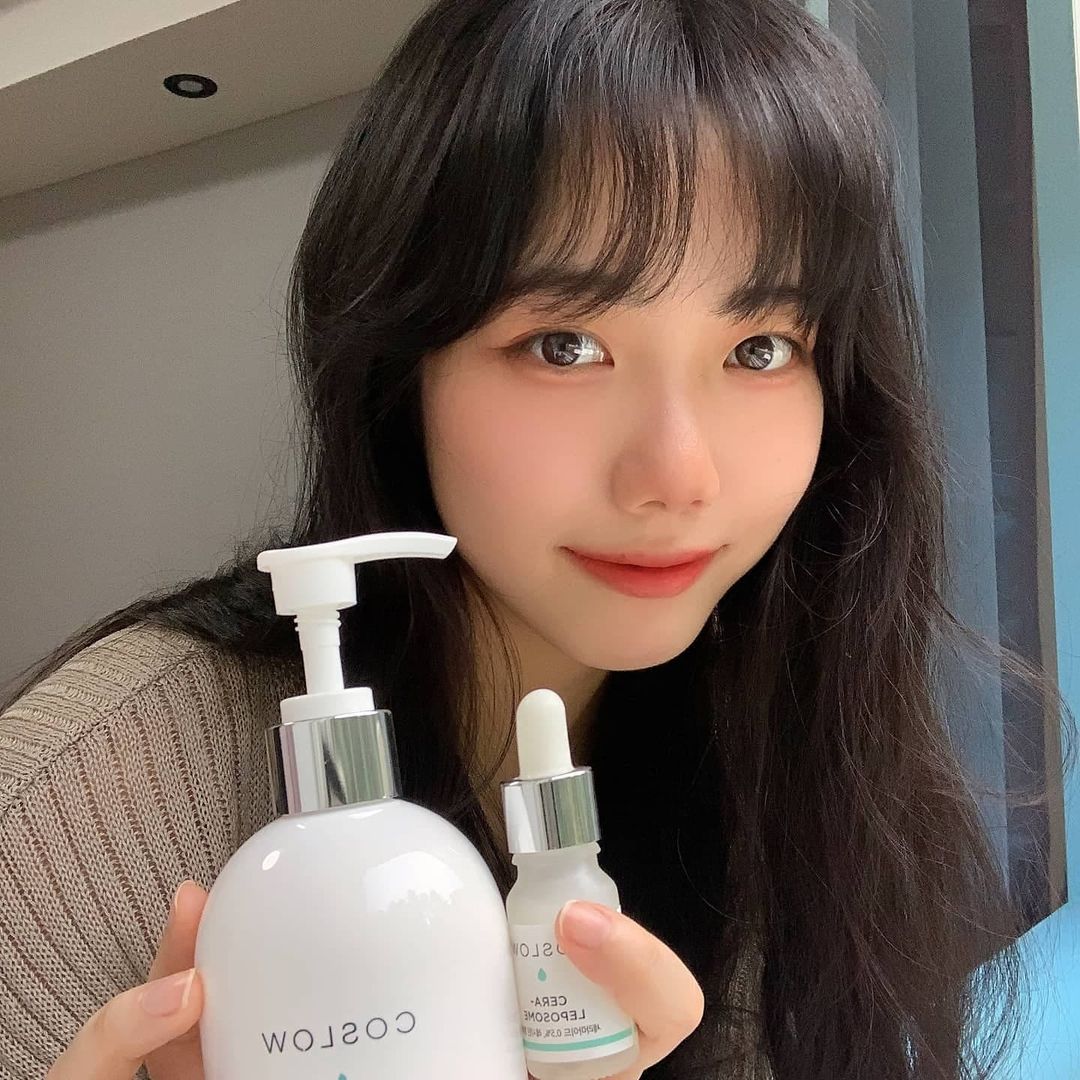 @song_beaver shared a photo on Instagram: “촉촉하고 산뜻한 사용감의 저자극 수분크림 리뷰😘 ❣코슬로우 배리어 모이스트 올인원 크림 & 세라레포좀 앰플❣ 🌸손등에 사용할 만큼만 덜어서 혼합