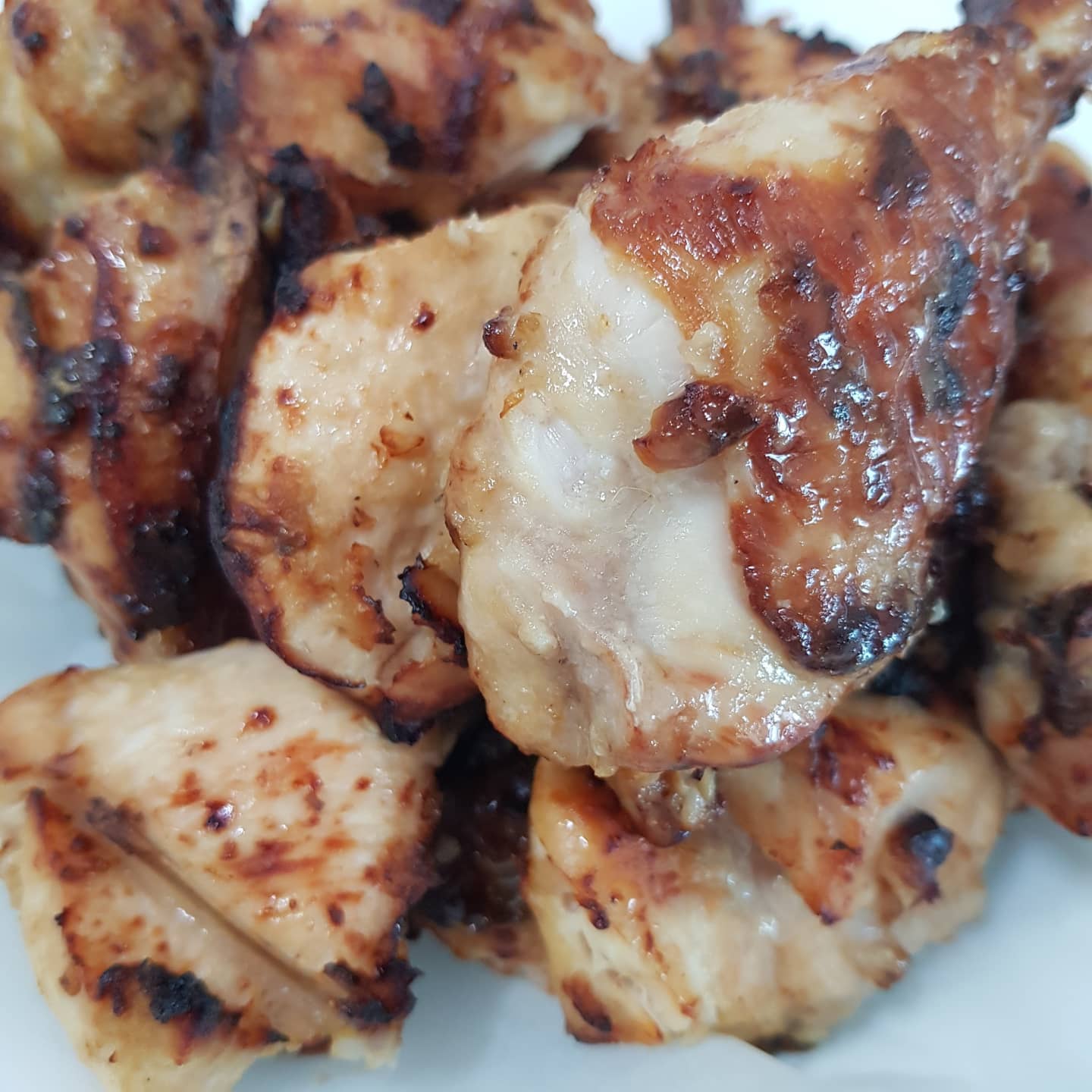 더워도 집에서 치킨 만드는건 포기 못하죠!!!
집에서 겉바속촉 맛있는 구운치킨만들기^^

1. 간장, 설탕, 맛술, 후추, 소금, 오일, 다진 마늘,튀김가루 넣고 섞은 양념에 깨끗이 씻은 절단육을 재워놓기~(코코~낸내~)

2. 에어프라이어에 190도에서 앞 뒤로 15분씩 익혀주기~!

3. 맛있게 먹기ㅎㅎㅎ

집에서 편하고 쉽게 만들어먹으니 좋다♡♡
특히나 잘먹어주는 삼남매 사랑해♡♡
근데 엄마껀 어딨니???^^

더 자세한 레시피는 요기에👇
https://m.blog.naver.com/gusdo22/222449767479

#요리스타그램 #치킨 #구운치킨 #에어프라이어치킨  #집반찬 #레시피 #맛있는 #애셋맘 #방학요리