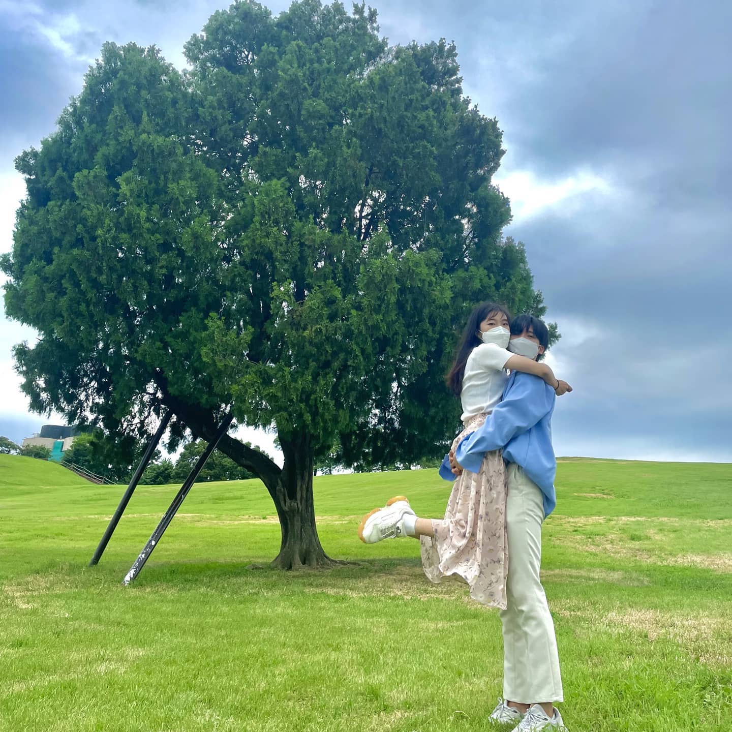 🌲업고 찍는 사진이 이렇게 재밌는지 이제 알았당💚🤗 

아직 업고 찍는게 어설퍼서 그런지 20번은 업었다 내린거 같아요ㅋㅋㅋ😂
한번에 잘찍는 비결이 무엇일까용~?☺🤭

#피드맞추기 #올림픽공원 #나홀로나무 #산책 #커플 #럽스타그램 #선팔 #맞팔 #맞팔환영