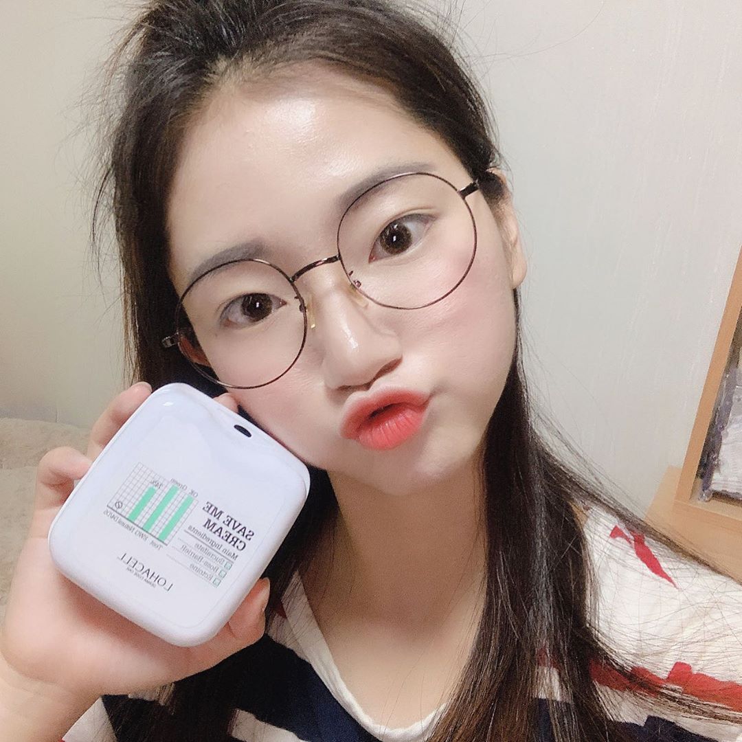 정서진 on Instagram: “aㅏ직도 난 미세먼지와 싸운ㄷr.... _  폼클렌징으로 세수하고 나와도 끈적거리는 로션 때문에 미세먼지를 포함해 먼지란 먼지는 다 들러붙고 유해성분, 심지어 블루라이트까지 ! 들러붙어서 고민이라면 이거쓰세여 두번쓰세용  _  5중 세라마이드 성분이…”