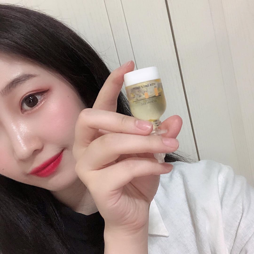 김미니🍑 on Instagram: “#로하셀 #비타드롭샷앰플 #앰플추천 #로하셀앰플 . . . ✨9가지 비타민 ✨ #피부활력 , #미백 , #보습 효과가 뛰어난 제품 💙🤭 쉬운 #홈케어 가 가능 자연유래 오일  기대이상으로 수분 보습력이 뛰어나서 놀랬던 제품 향도 너무 과하지않고…”