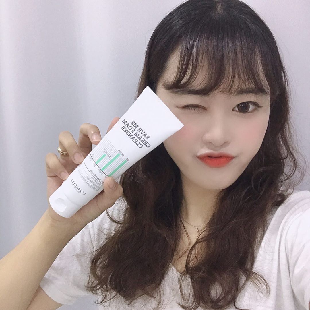sᴇᴏʜʏᴜɴ on Instagram: “쫀쫀한 타입의 클렌징폼으로, 미세먼지와 메이크업 모두 씻겨 내려가게 해주는 로하셀 세이브미 클렌징폼 💦 모링가 씨앗의 피부정화기능과 수트랄페이트 성분의 피부진정기능까쥐이 🌿”