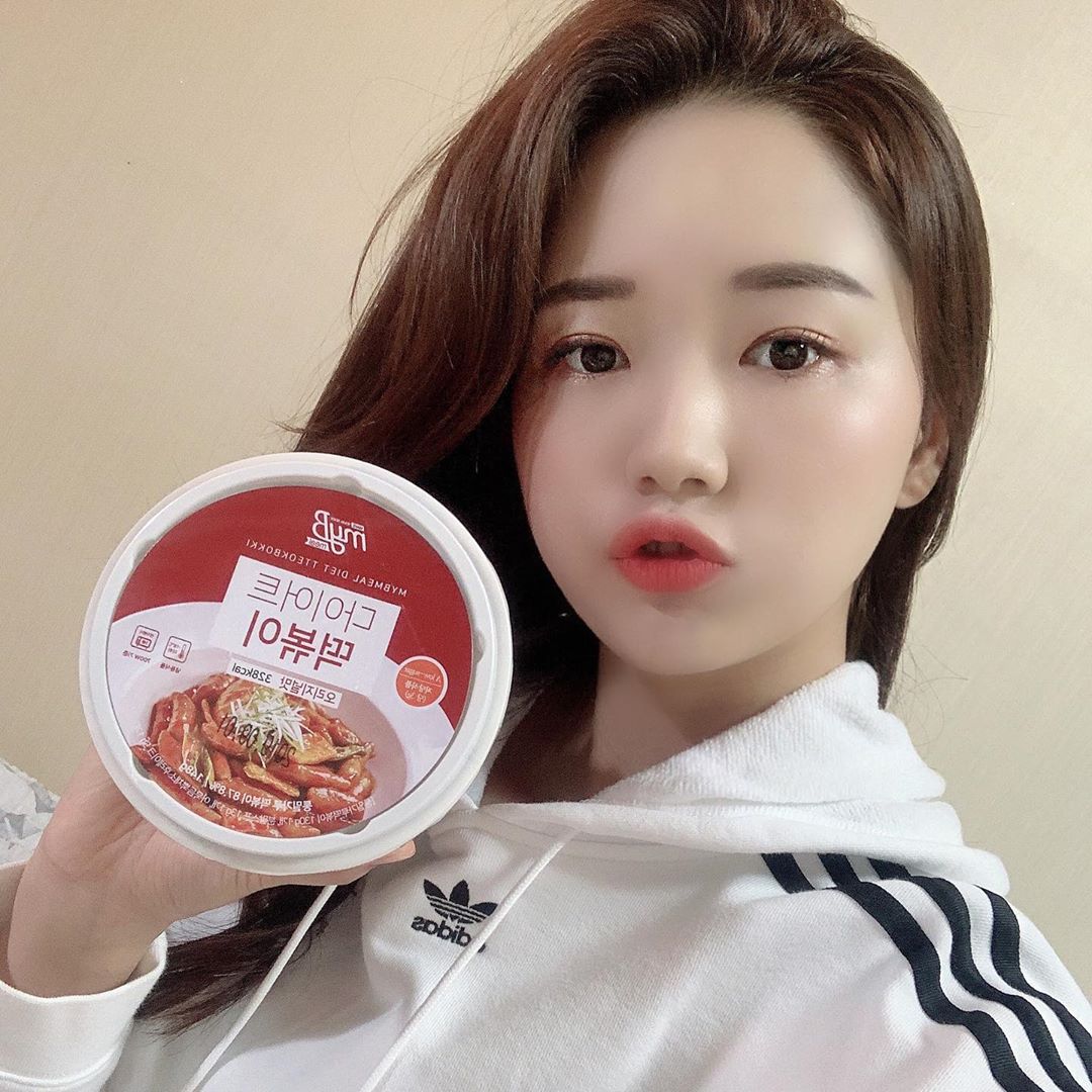 김나은 on Instagram: “⠀ ⠀ ⠀⠀⠀⠀⠀⠀ ⠀⠀⠀⠀⠀ ⠀⠀⠀ ⠀⠀ ⠀⠀⠀⠀ ⠀ ⠀ 다이어트 할 때 떡볶이 생각나면 참았는데..세상에..🤭 단백질과 식이섬유를 높이기 위해 통밀로 만든 떡!  그리구 다양한 비타민과 3종의 미네랄이 들어있다네욤! 그냥.. 맛있어여…”