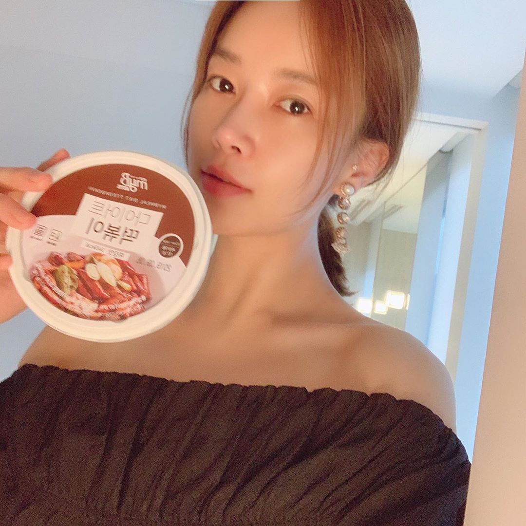 𝑲 𝑶 𝑵 𝑮 𝑺  _  콩쓰 🦄 on Instagram: “. 오잉 ! 이거 너무 맛있잖아 !! 곤약 떡볶이는 정말 못먹겠던데 이건 맛있다 ! 통밀이라 부담없구 너무 짜지도 않구 국물에 밥까지 말아먹을 기세 😭 . #굶지말고먹으면서건강한다이어트하세요 #마이비밀 #마이비밀떡볶이 #다이어트 #다이어트떡볶이…”
