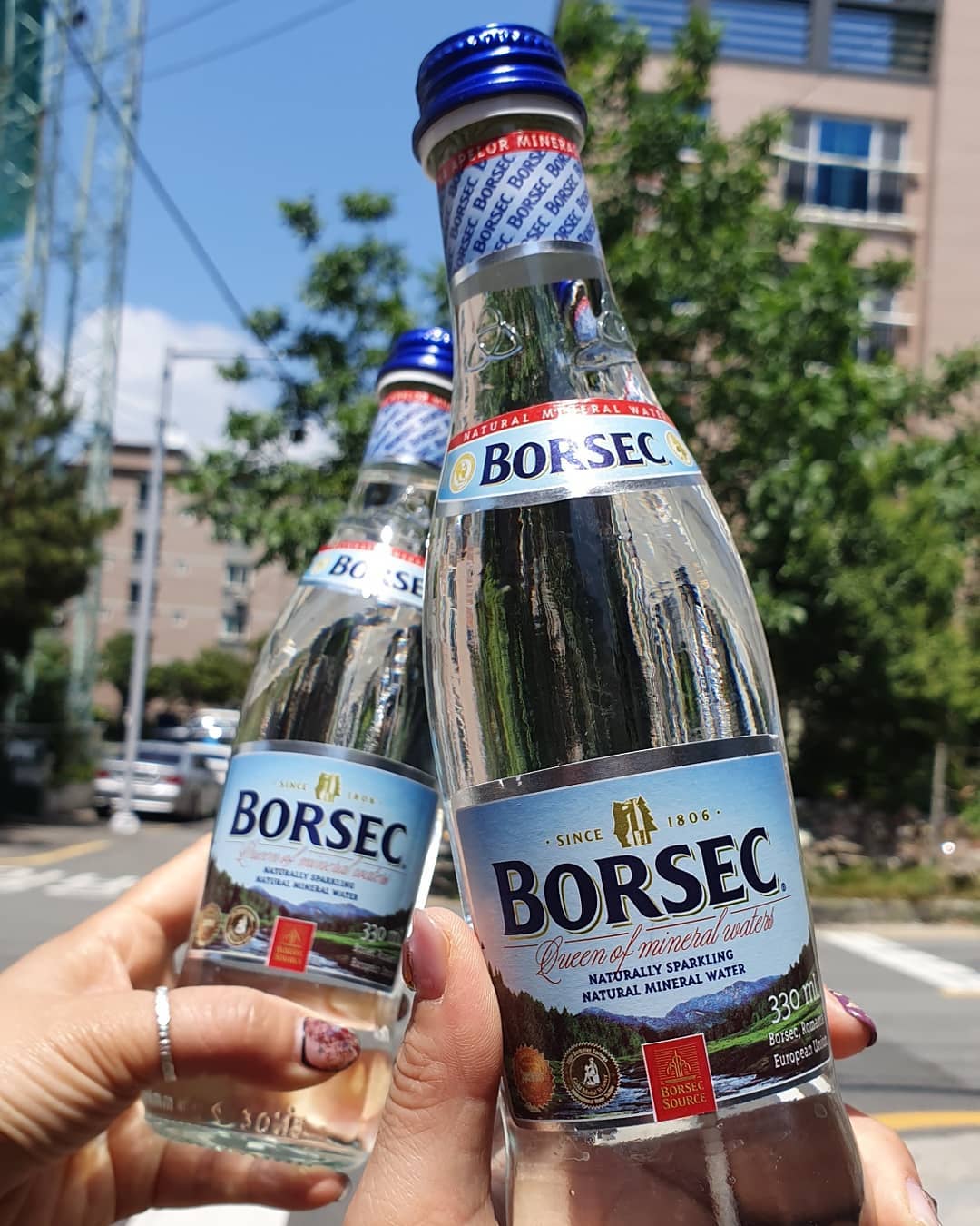 lovemilove on Instagram: “목넘김이 부드러운 천연탄산~!!! 청량한탄산 미네랄이 풍부해서 기존 인공탄산과는 차원이 다르네요 . 오픈할때 뿜어져 나오는 천연탄산 홈에이드만들어 먹고 싶네요 . 깔끔한 유리병 파란하늘이 들여다보일정도로 투명함에 반했답니다💎💎💎 . . .…”