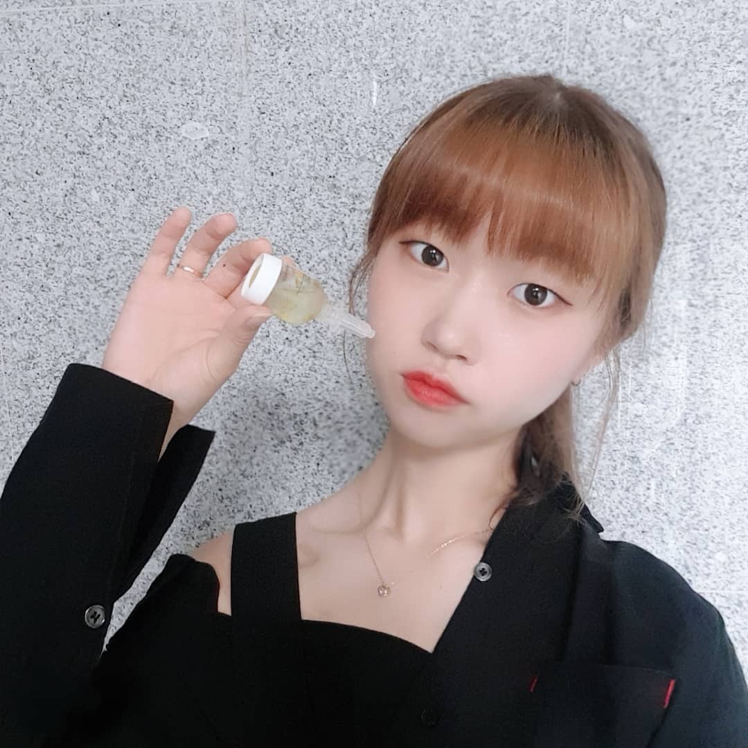 장은진 on Instagram: “💛 촉촉한데 색도 노란색이어서 비타민을 바르는 느낌 💛
.
.
#lohacell #로하셀 #비타드롭샷앰플 #로하셀앰플 #로하셀드롭샷앰플  #피부활력 #주름개선 #미백 #보습 #피부관리 #홈케어 #앰플추천 #비타민앰플 #앰플”