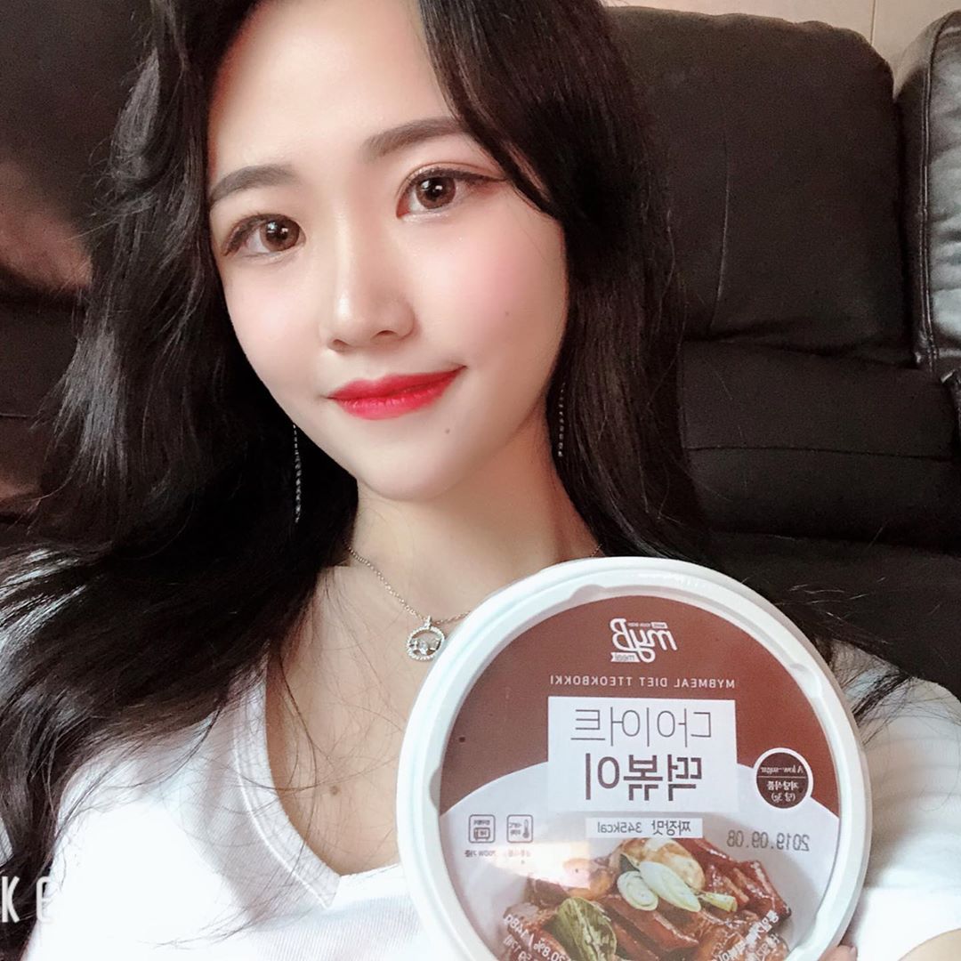 김보미 on Instagram: “⠀⠀⠀ 최근 핫한 다이어트 잇템 #다이어트떡볶이✨ 밀이나 쌀로 만든 떡이 아닌, 통밀로 만든 떡. 쫀득한 식감에 포만감까지 주는데 겨우 300칼로리 밥없이는 살아도 떡볶이 없이는 못사는 다이어터에게는 빼놓을수 없는 아이 ㅠㅠㅠㅠ 식이섬유,비타민…”