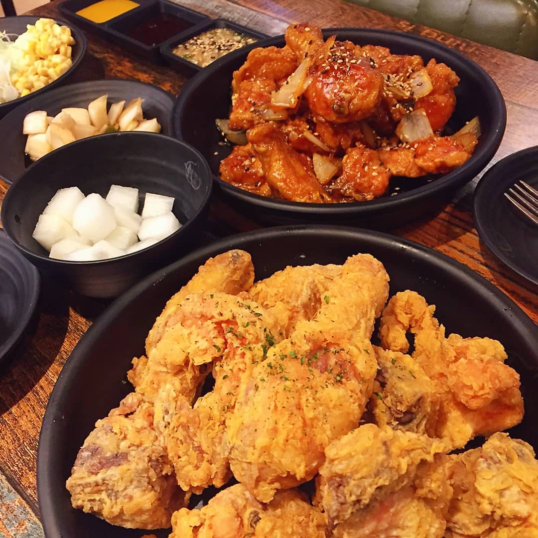 제이는 하루하루 데일리 공유 중🍑 on Instagram: “오늘 #먹방투어 지대로 한당😊👍 주말 마지막 밤은 역시 치킨이징ㅎㅎㅎ #앗싸마늘닭 뚝섬역에서 이미 이름이 자자하게 유명한 맛집이당 ㅎㅎㅎ ⠀⠀⠀⠀⠀⠀⠀⠀⠀⠀⠀⠀⠀⠀⠀⠀⠀ 먹는 동안에도 배달주문 소리가 쉬지 않고 울리는데 맛을 보면 바로 납득🙈 똥집도…”