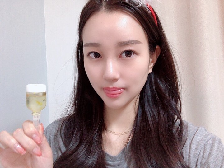 이 예은 🔐 on Instagram: “로션 바르기 전 사용하면 
피부 속건조까지 해결 👏
저도 매일 사용중입니당 🧡 꾸웃 👍
-
#lohacell #로하셀 #비타드롭샷앰플 #로하셀앰플 #로하셀드롭샷앰플 #피부활력 #주름개선 #미백 #보습 #피부관리 #홈케어 #앰플추천 #비타민앰플 #앰플”
