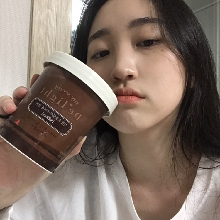 @2_2page on Instagram: “더워지는 날씨에 다이어트는 해야하는데 아이스크림 만큼은 절대 포기 못하는 나에게 딱맞는 100kcal대 아이스크림이 나왔다 😋 리치쇼콜라, 스위트마롱, 제주그린티 까지 칼로리는 낮지만 3가지맛 모두 진하고 정말 맛있어요! 제품은 현재 와디즈 펀딩을…”
