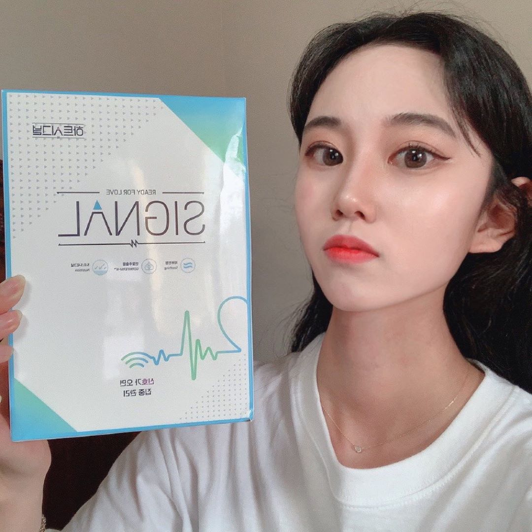 @xxi__a on Instagram: “ready for love signal mask #민감피부_수딩케어 #수분집중 #피부S.O.S시그널 #데이트전_필수 #특별한날 #하트시그널 * 시크가 너무 얇고 투명해서 좋았어요🥰 피부촉촉, 유수분 밸런스를 맞춰 매끈한 피부 결을 만들어줘요‼️…”