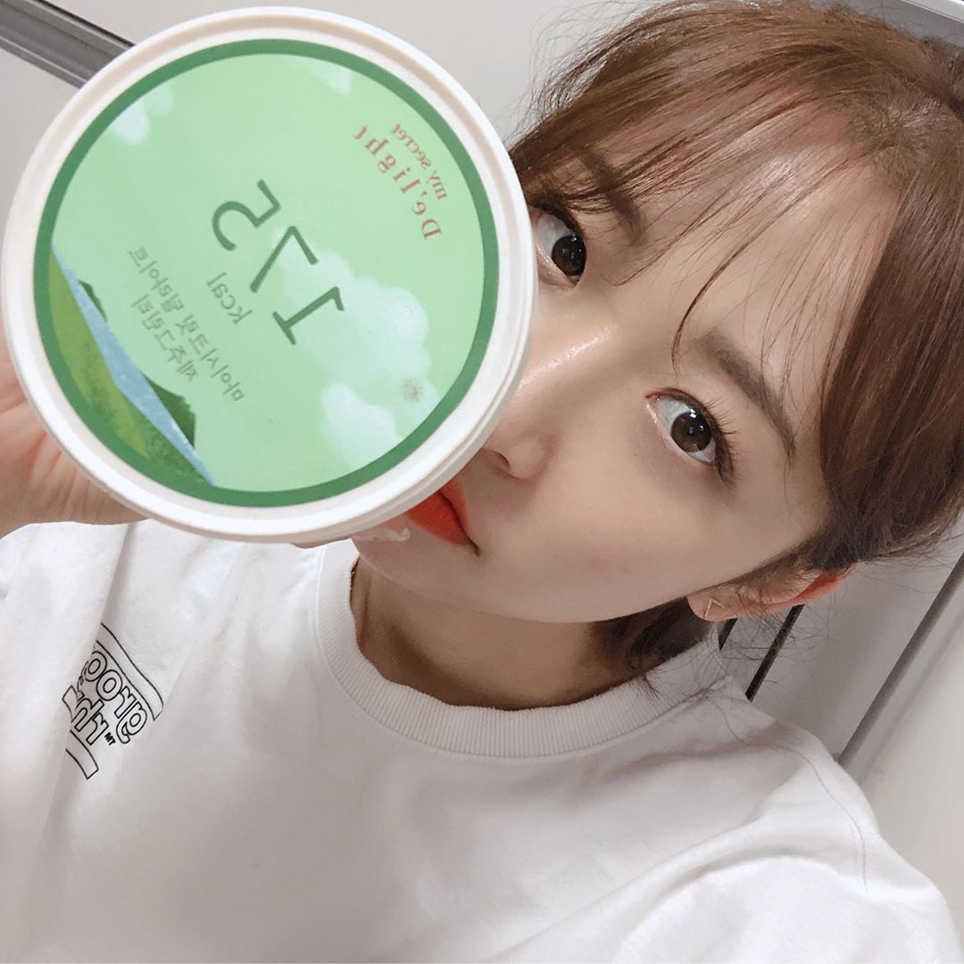 애굥 on Instagram: “오늘 퇴근하고 베라 들리려다가 집에 마이비밀 아이스크림 있는거 생각나서 참고 바로 집으로 왔어용 >,,< 마이비밀 저칼로리 아이스크림 제주그린티, 스위트마롱, 리치쇼콜라 3가지 맛 먹어봤어요!  제주그린티는 마일드한 녹차맛인데, 식감이 쫀쫀해서…”