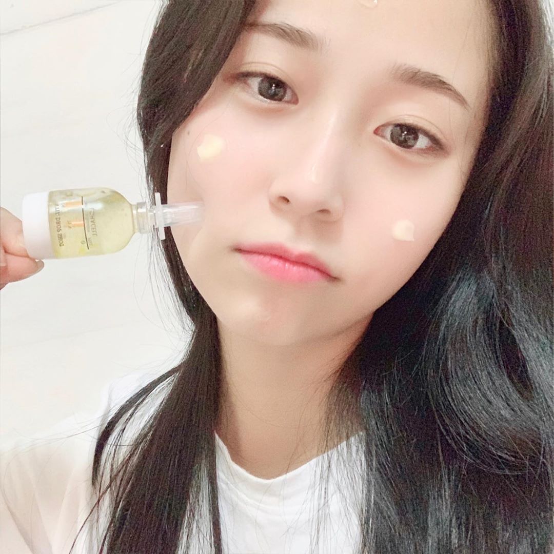 한달소영 🌙 on Instagram: “커엽고 쪼꼬만 #로하셀비타민앰플 🌿 촉촉하고 저자극이라 스킨 다음 단계에 발라주는게 제일 좋고 작고 간편해서 여행할때도~ 집에서도 쉽게 할 수 있는 홈케어!! 덕분에 피부톤 환해지는 중 🍋 . . . . #lohacell #로하셀 #비타드롭샷앰플…”