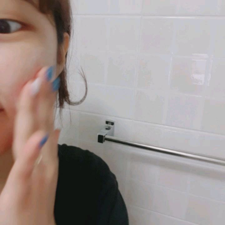 하민 on Instagram: “쉬드엘 콩클렌저💦 협찬이지만 진심 내가 지금까지 써본 클렌징 제품 중 가장 괜찮다고 생각하는 제품! 세안 후 땡김이 전혀 없이 촉촉하고 클렌징 할 때도 거품이 풍성하고 쫀쫀했다💕 심지어 저자극 제품❤ 완전 건성인 나한텐 딱 맞는 제품❤…”