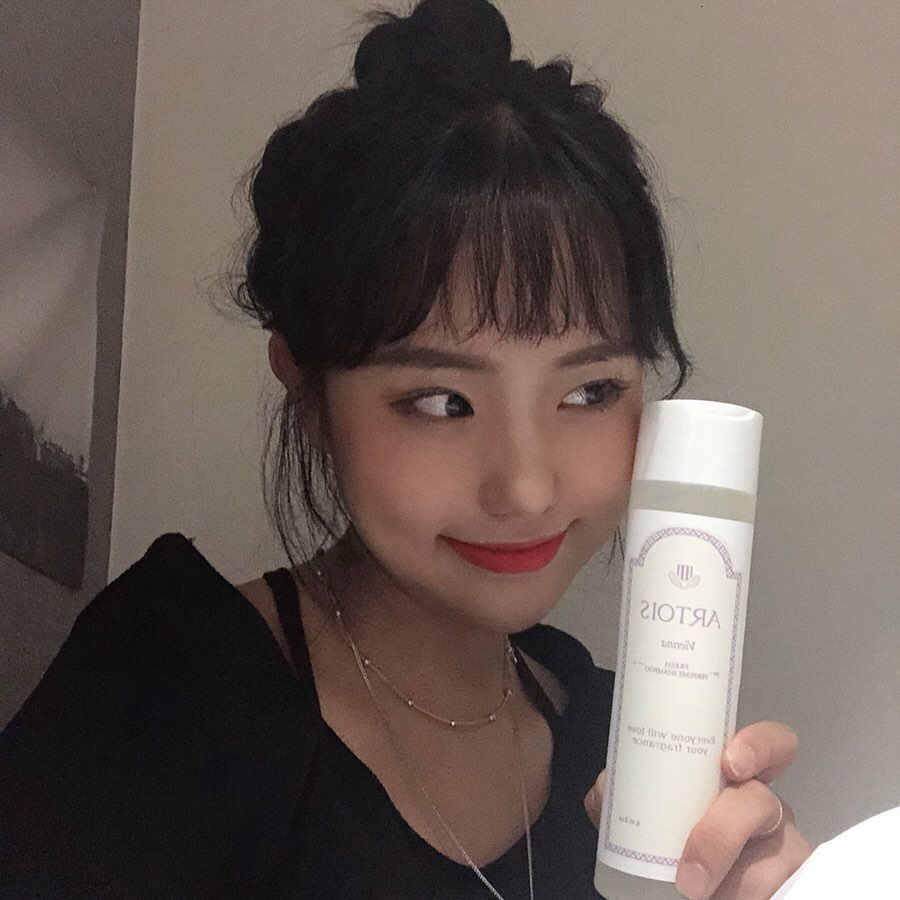 김시은 on Instagram: “슬슬 여름이 다가오니까 향에 민감해지는데 향수는 조금 부담스러워서 쓰는 #아르투아샴푸 
은은한 비누향이라 부담없이 쓰기 좋다 🥰
거품도 엄청 잘나서 머리감을 때 기분 넘나 좋은 뷰뷴”