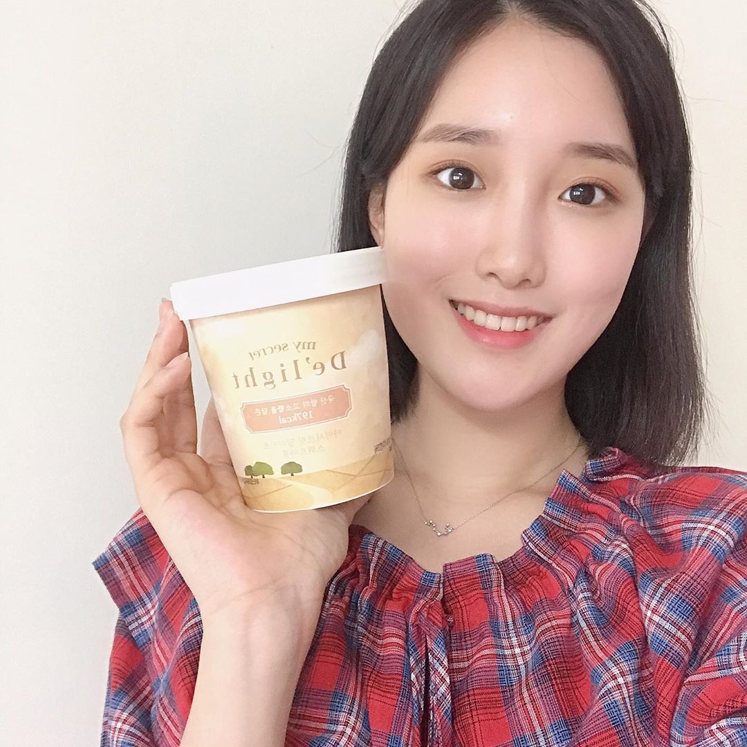 강수빈 on Instagram: “시험기간이라 당 떨어지는데 부담 없이 먹을 수 있는 아수크림 🍦 이거 한 통에 200kcal도 안 되는 게 진짜 실화고요 ㅠㅠ 칼로리는 낮은데 맛은 시중 고칼로리 아이스크림에 지지 않는다는 거...! - 지금 와디즈 펀딩에서 40% 세일도 한대용…”