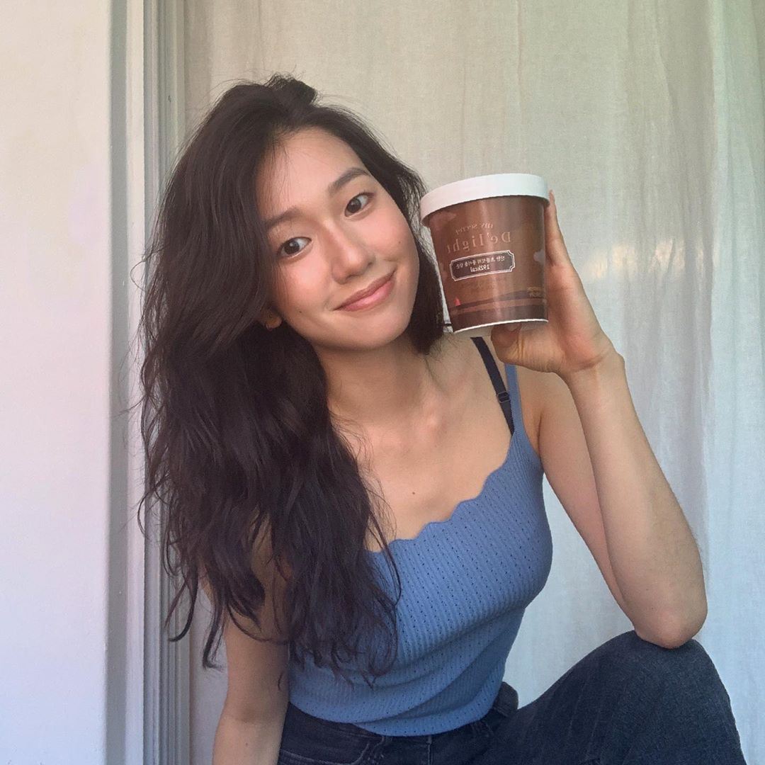 김지호 Jiho Kim on Instagram: “한통에 200칼로리도 되지 않는 아이스크림!  예상 외로 맛있어요👀 저는 세가지 맛 중 초콜렛이 제일 맛있었어요!! (9월 출시 제품이래요!) . 마이비밀 아이스크림은 와디즈 펀딩을 통해 40%할인하고 있어요! . #마이비밀 #마이비밀아이스크림…”