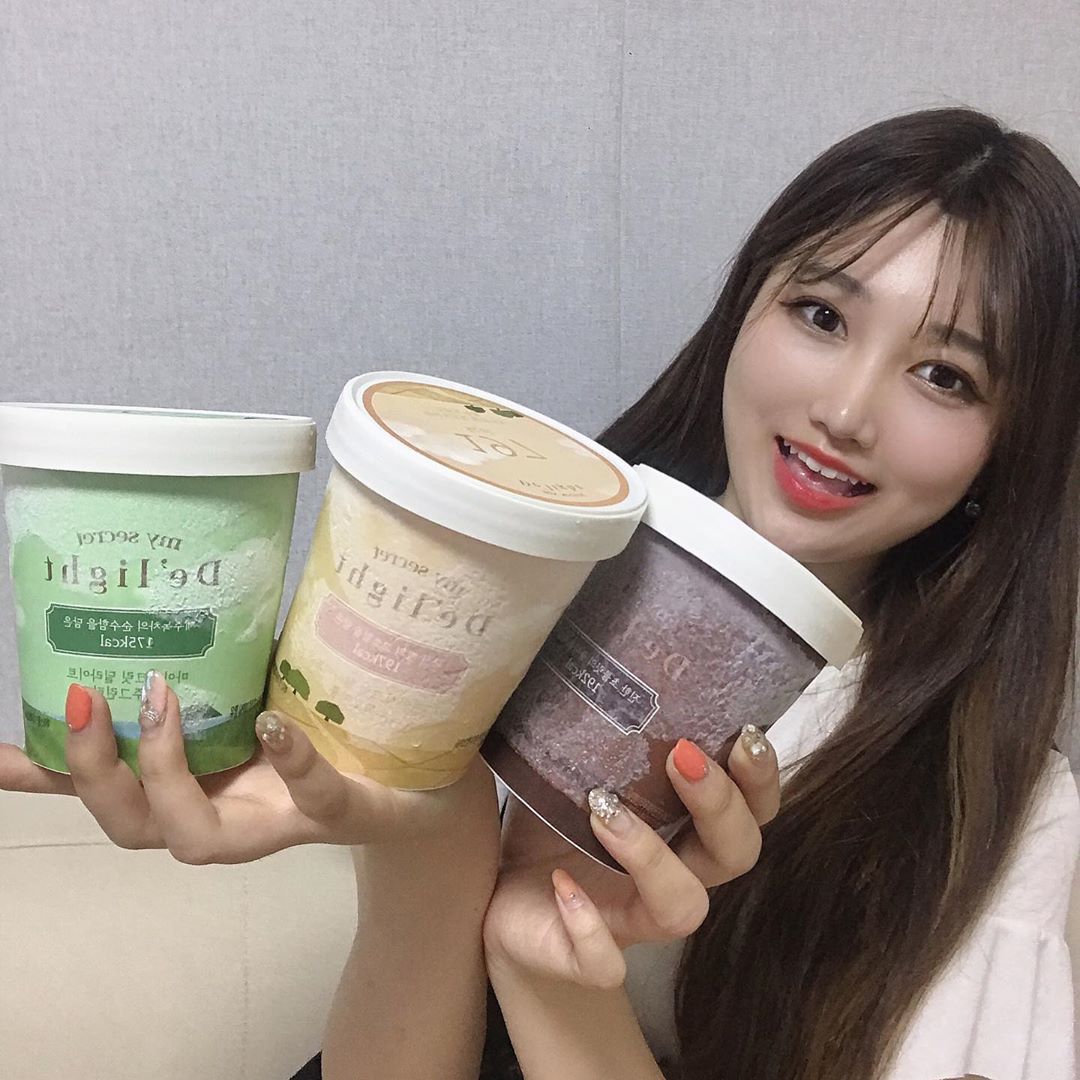 문수정 on Instagram: “요즘 다이어트때문에 간식 다 끊었었는데 한통에 200칼로리도 안된다는 아이스크림 #마이비밀 #아이스크림 저 큰통이 200칼로리도 안되니까 맘 놓고 먹어야지 ㅎㅎ 칼로리 낮은데도 단맛이 부족하지도 않고, 쫀득쫀득하고 💓 9월부터 홈페이지에서 판매되고,…”