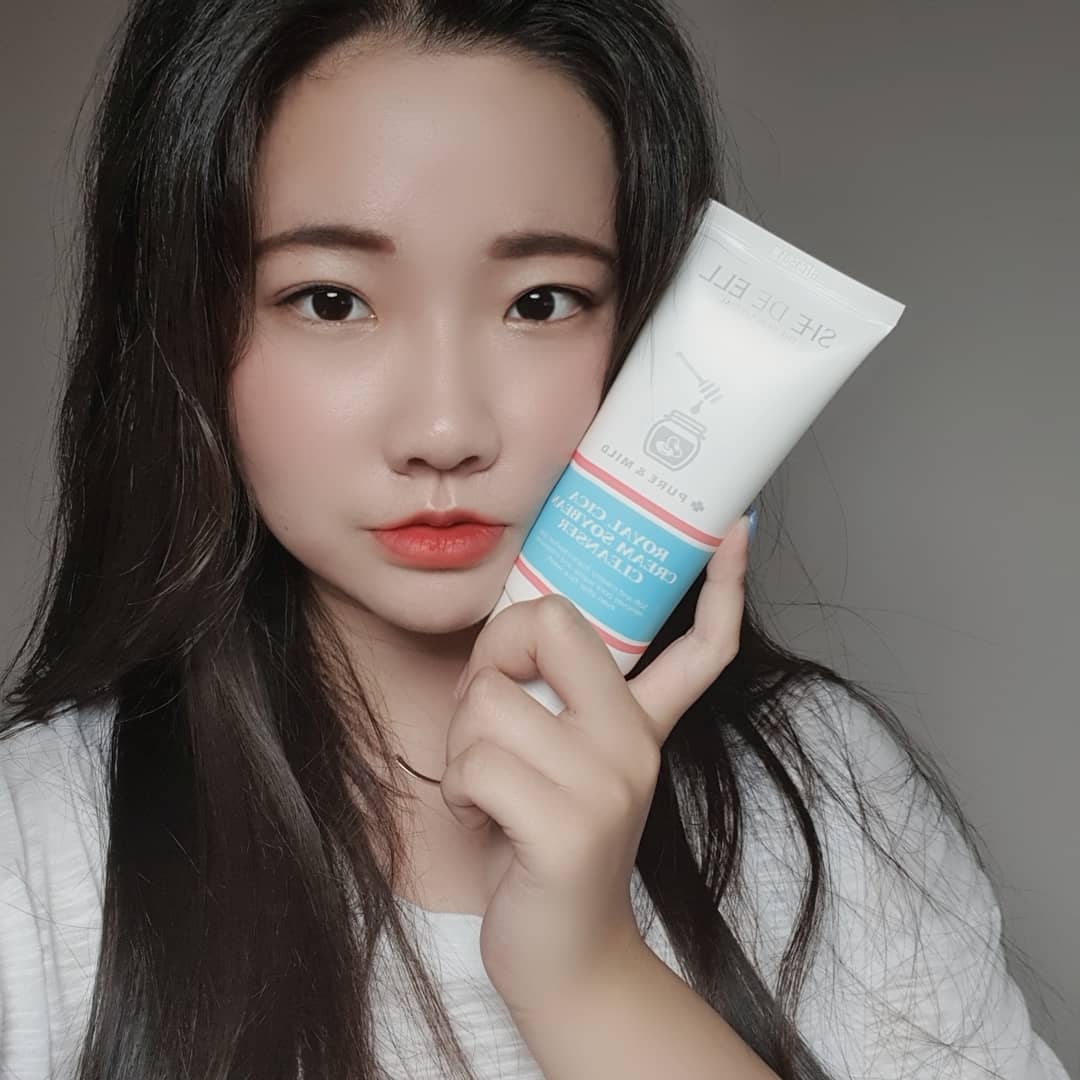 @buzz._.6 on Instagram: “⚡쉬드엘 로얄 시카 콩클렌저⚡ . ⚡32가지 EWG 그린 성분 함유된 저자극 클렌징 ⚡피부장벽을 보호하는 pH 약산성 클렌저 ⚡화학계면활성제 대신 코코넛 유래 계면활정제를 사용한 안심 세정 포뮬라 크림같은 거품으로 세정할 때도 순하게 콩 포뮬라로…”