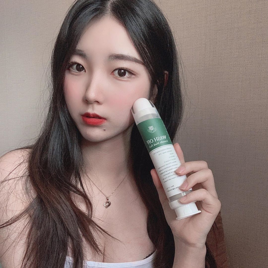 소영짱♥ on Instagram: “기초를 탄탄히했는데도 화장이 잘 안먹었는데 이 팩을 접하고나서 신세계를 맛봤다 ..⭐️ 쿨링감도 장난아니라 피부온도도 ⬇️⬇️라 화장하기 딱 좋은 🥰 피부트러블도 많이 진정되고 모공 속 노폐물들을 쏙쏙 뽑아서 배출시켜서 깔~~끔한 모공케어까지 완벽…”