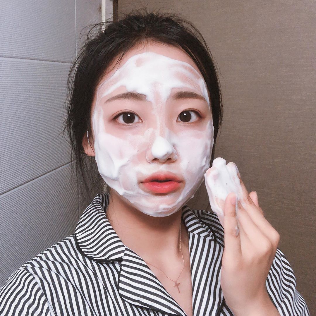 강무무 on Instagram: “쉬드엘 콩클렌저!😙
사용해보니 사진과같이 제형이 쫀쫀쓰하고 콩 추출물로 만들어서 씻고나도 엄청 촉촉쓰함. 폼클렌징의 단점인 건조함을 커버하는데에 신경많이 쓴 티가 남. 
약산성이래서 자주쓸수이따ㅇㅅㅇ
마지막사진 #산타할아버지 ㅋㅋ”